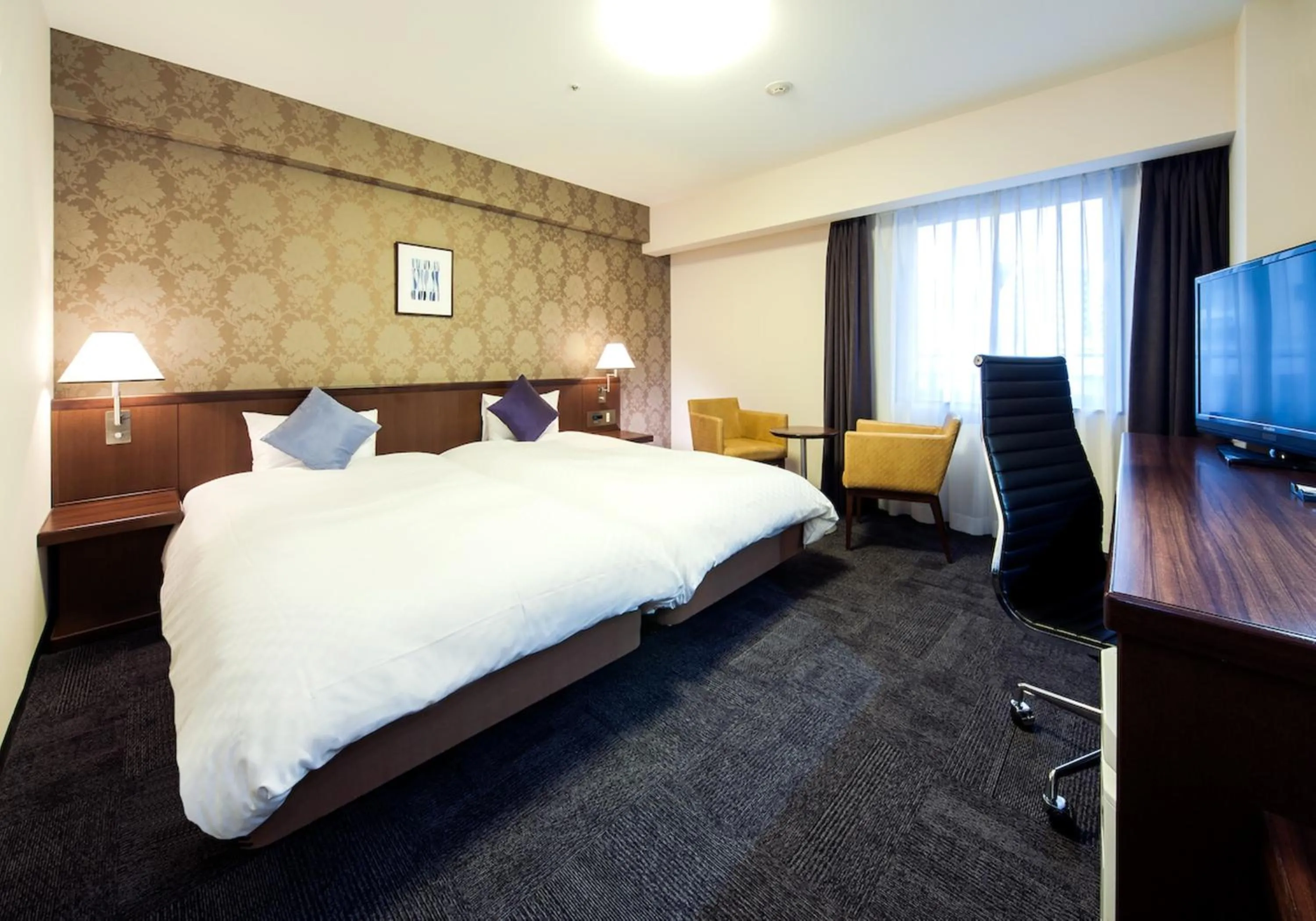 Photo of the whole room, Bed in Daiwa Roynet Hotel Kobe Sannomiya