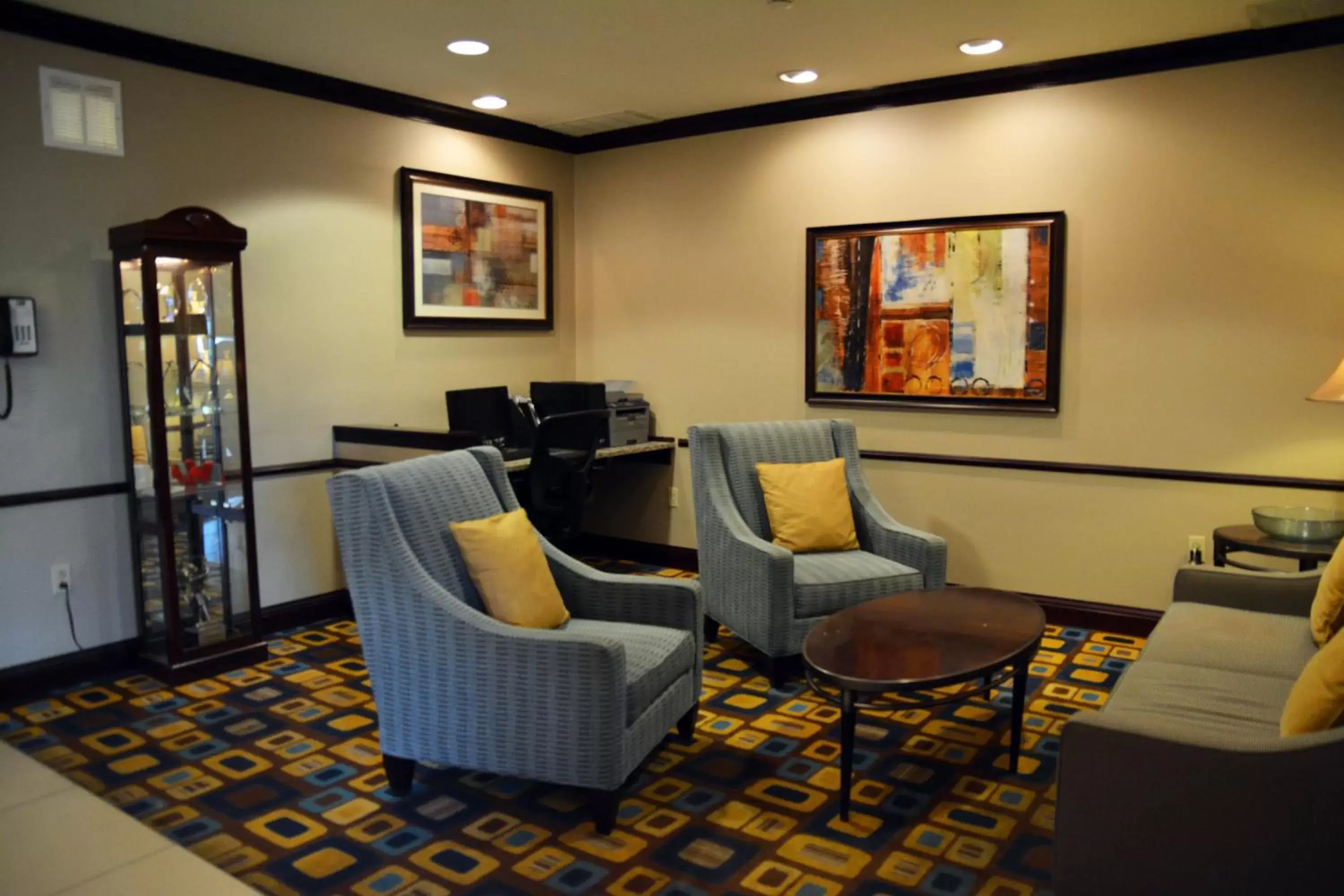 Lobby or reception, Seating Area in Holiday Inn Express & Suites Youngstown West I 80, an IHG Hotel