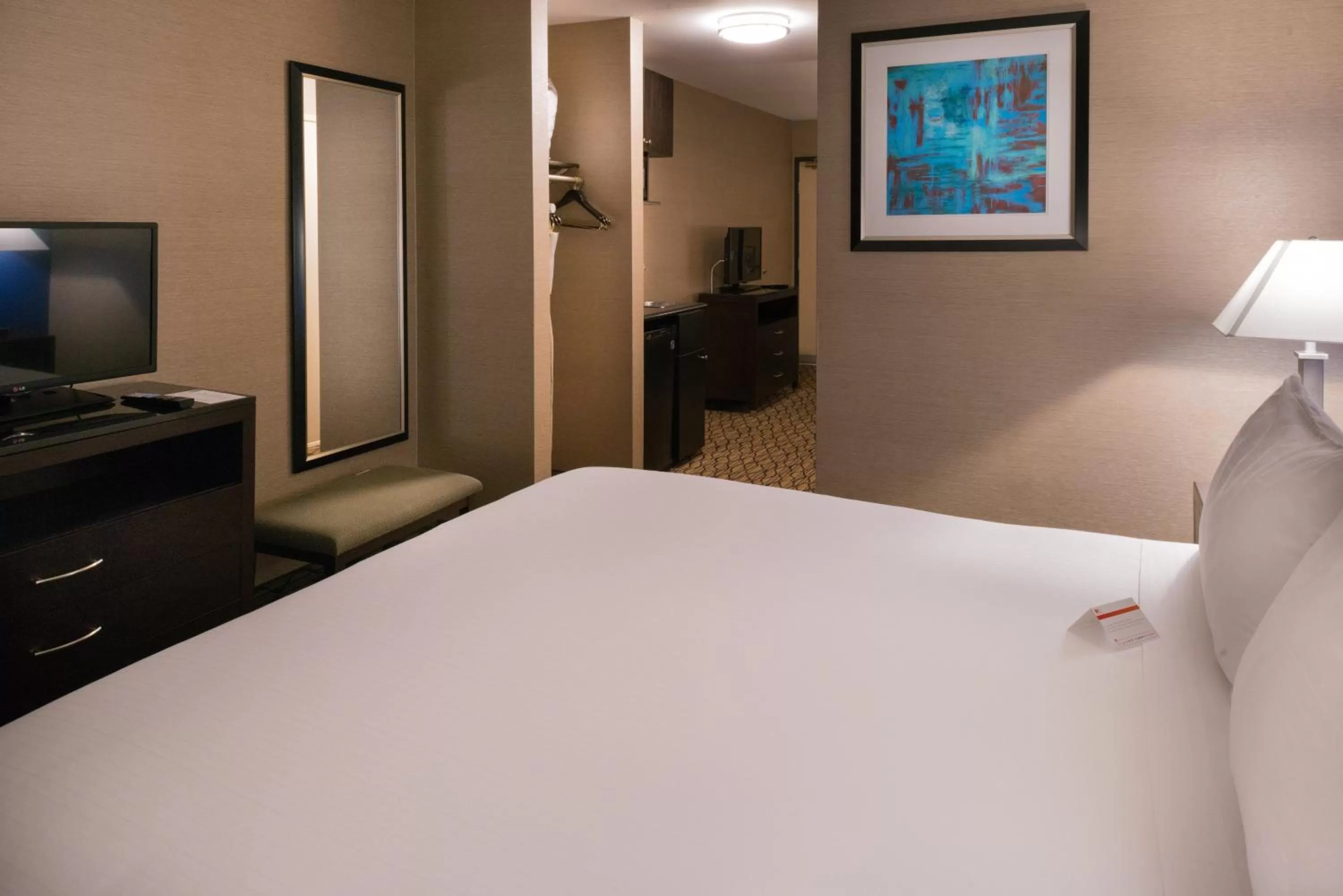 Photo of the whole room, Bed in Holiday Inn Express & Suites Pasadena - Los Angeles by IHG