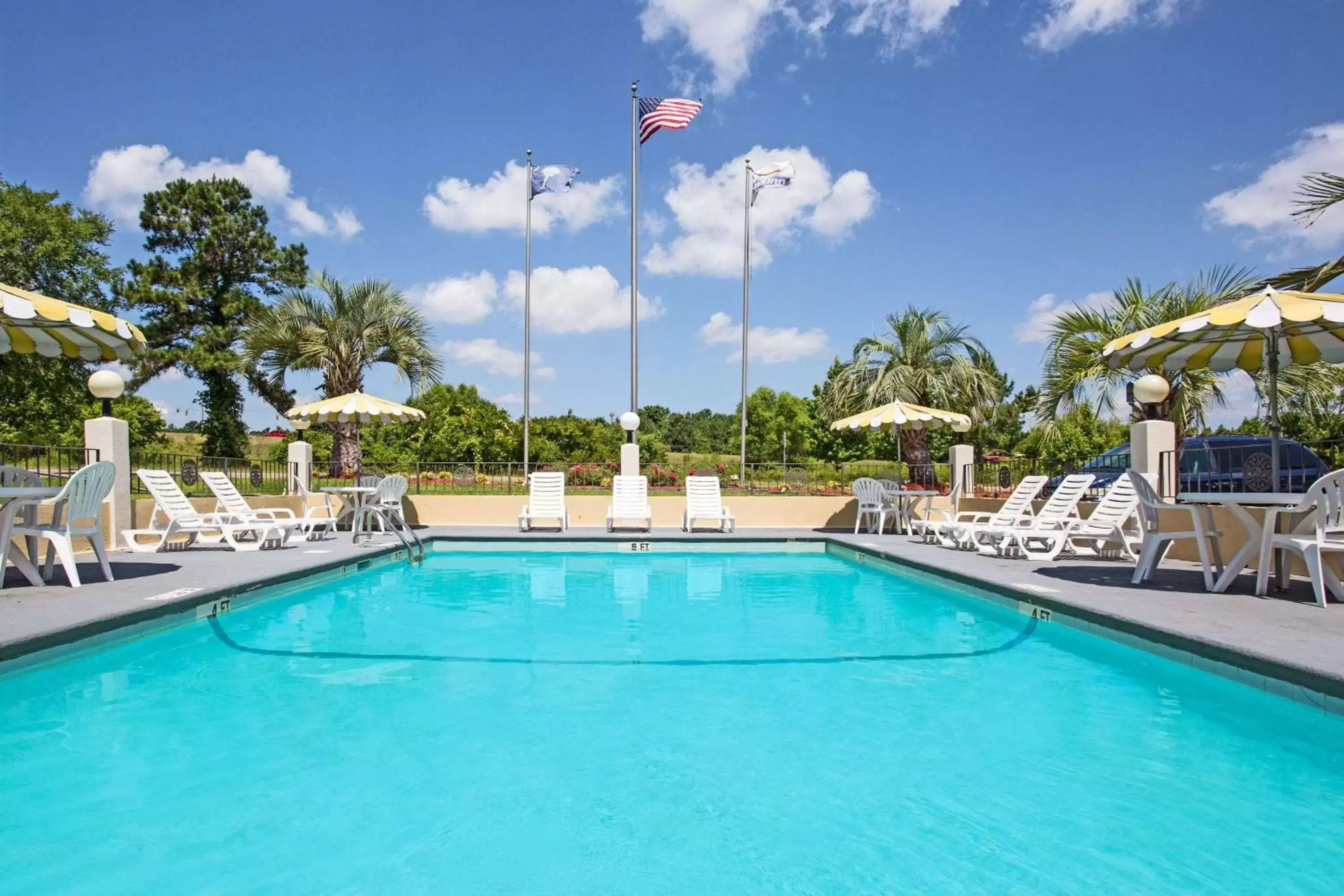 On site, Swimming Pool in Days Inn by Wyndham Ladson Summerville Charleston