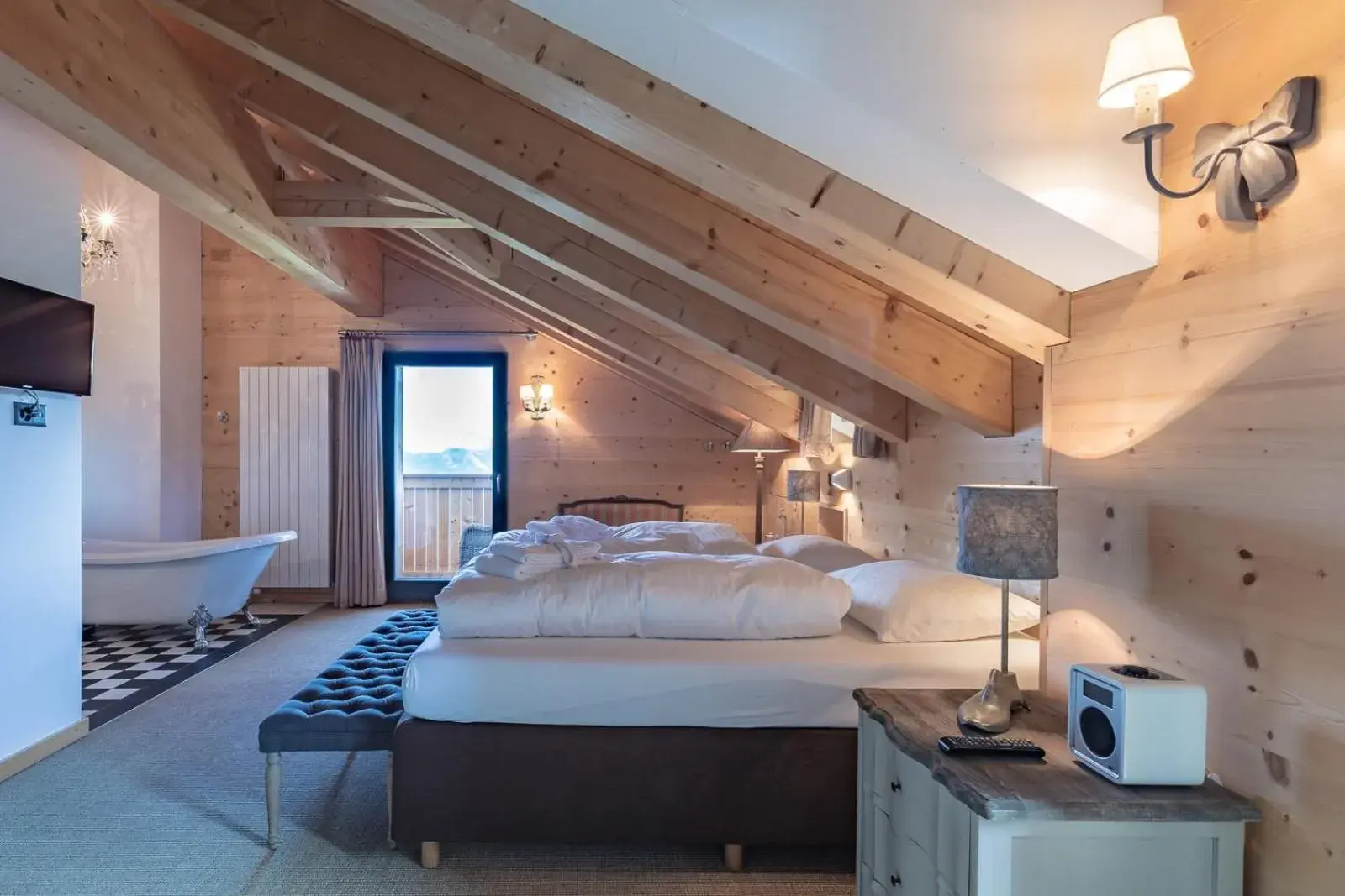 Bed in Rinderberg Swiss Alpine Lodge