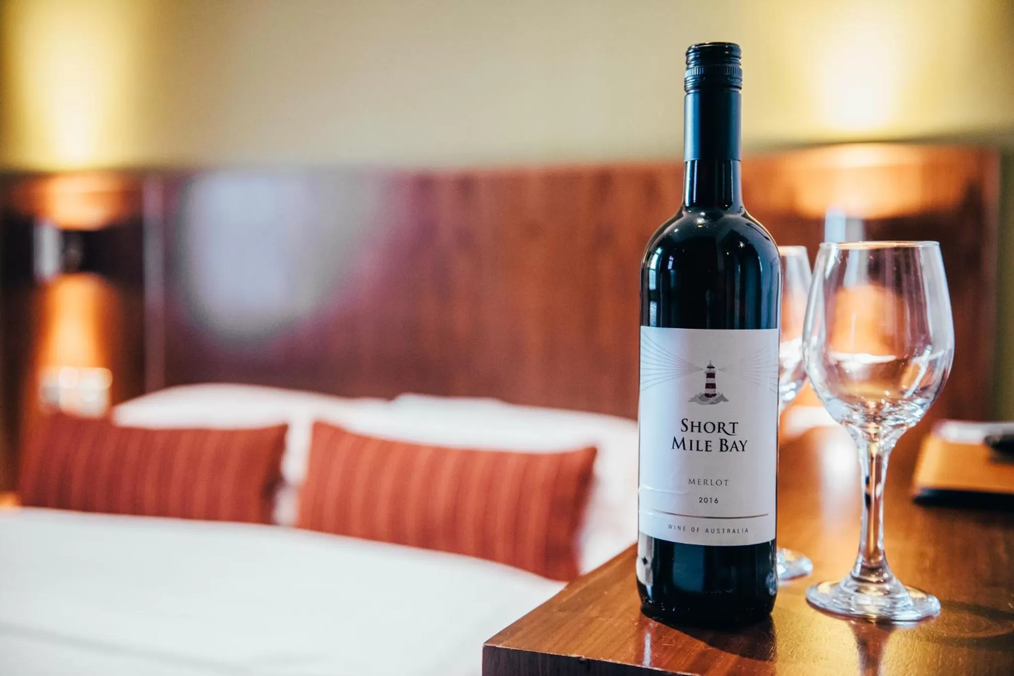 Alcoholic drinks, Bed in The Commercial Hotel