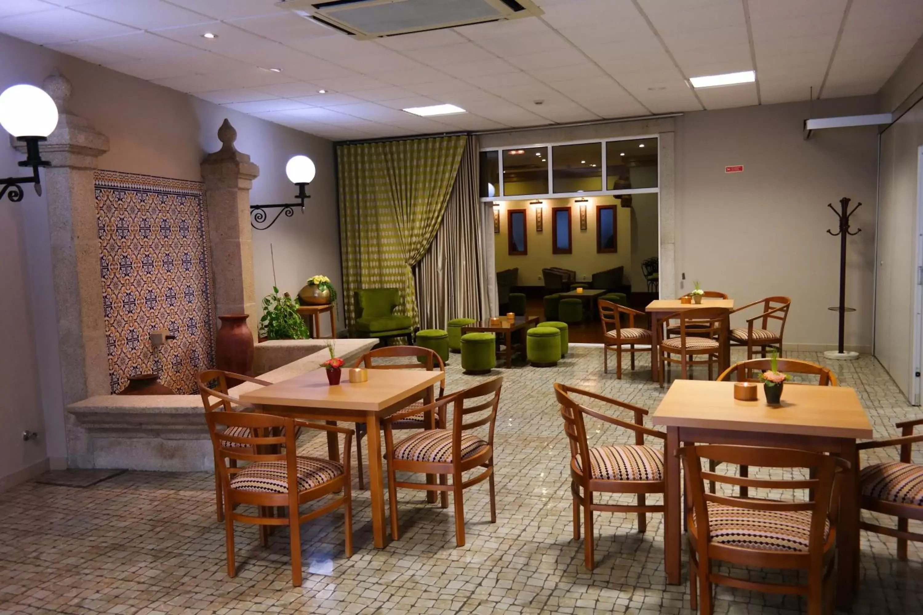 Living room, Restaurant/Places to Eat in Hotel Rainha D. Amélia, Arts & Leisure