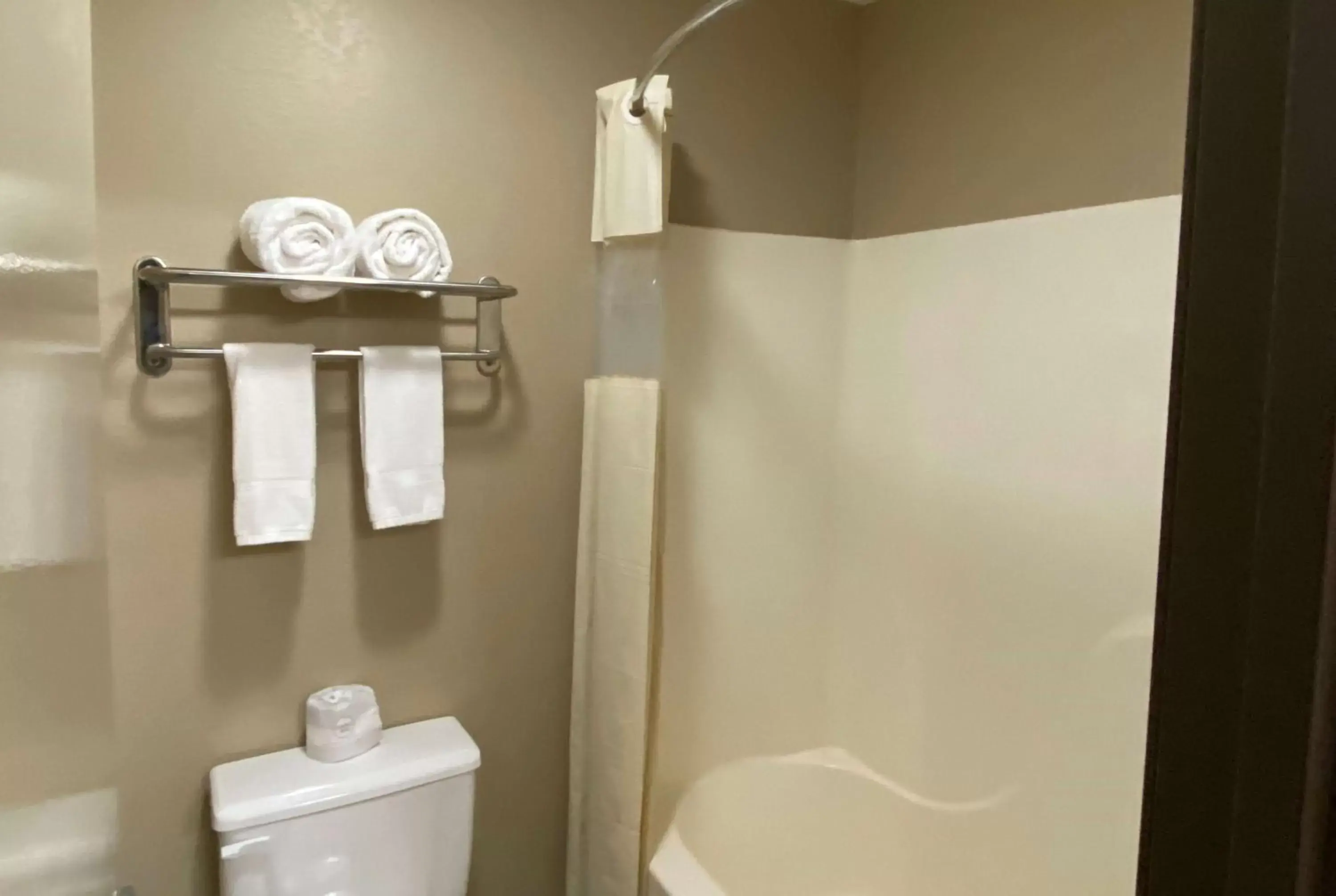 TV and multimedia, Bathroom in Super 8 by Wyndham Independence