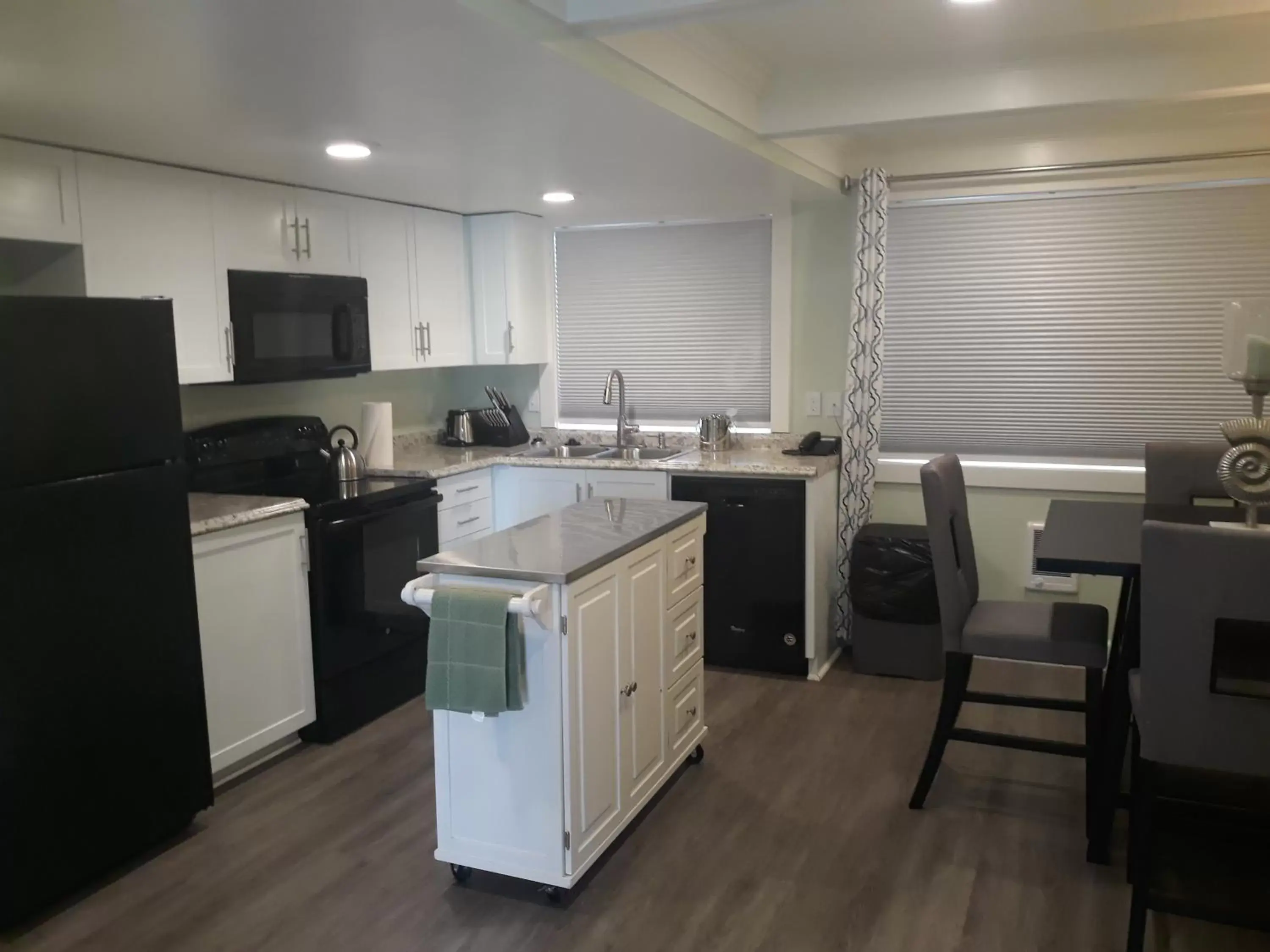 Kitchen or kitchenette, Kitchen/Kitchenette in The Seaside Oceanfront Inn