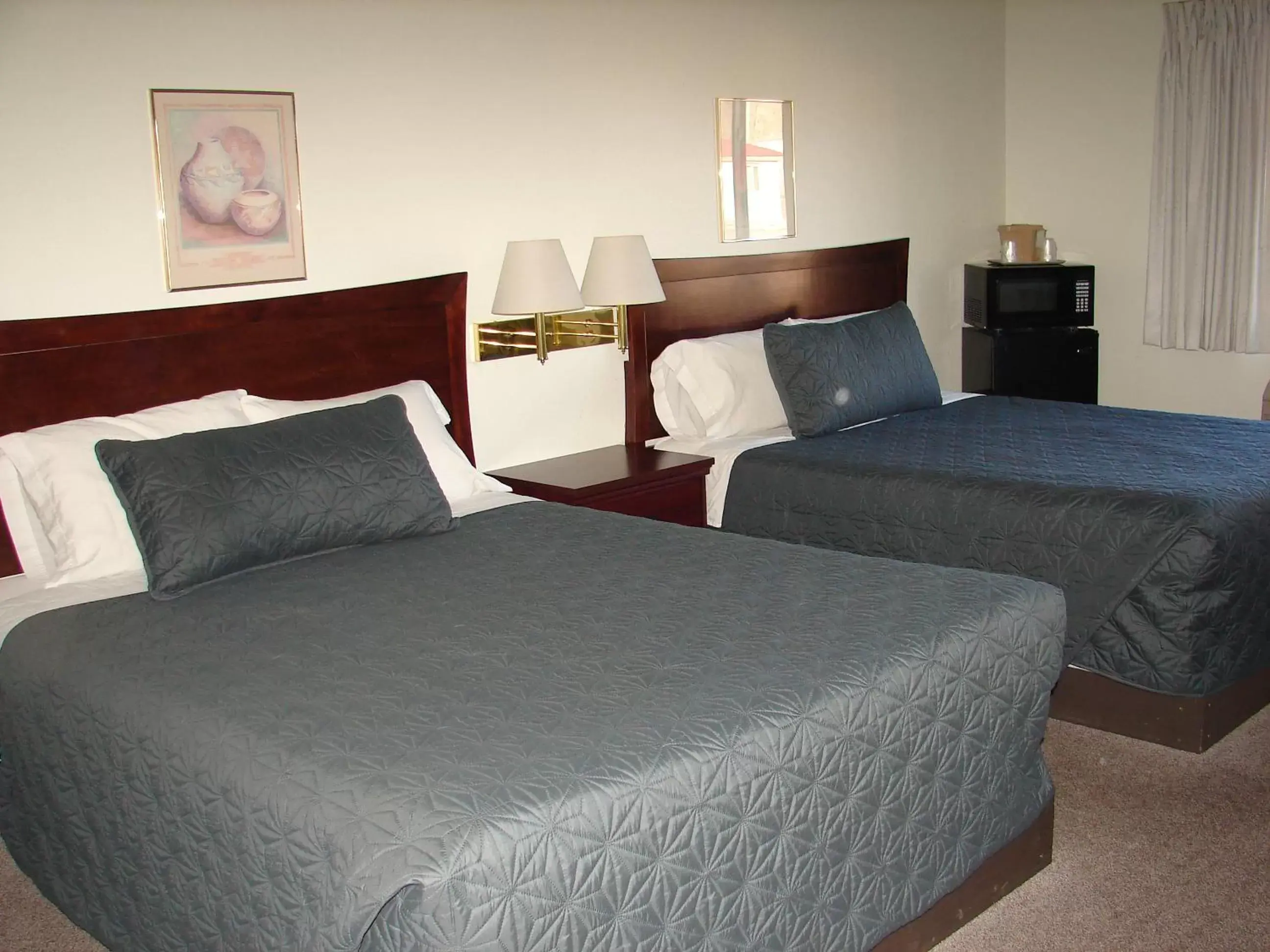 Bed in Mountain View Motor Inn