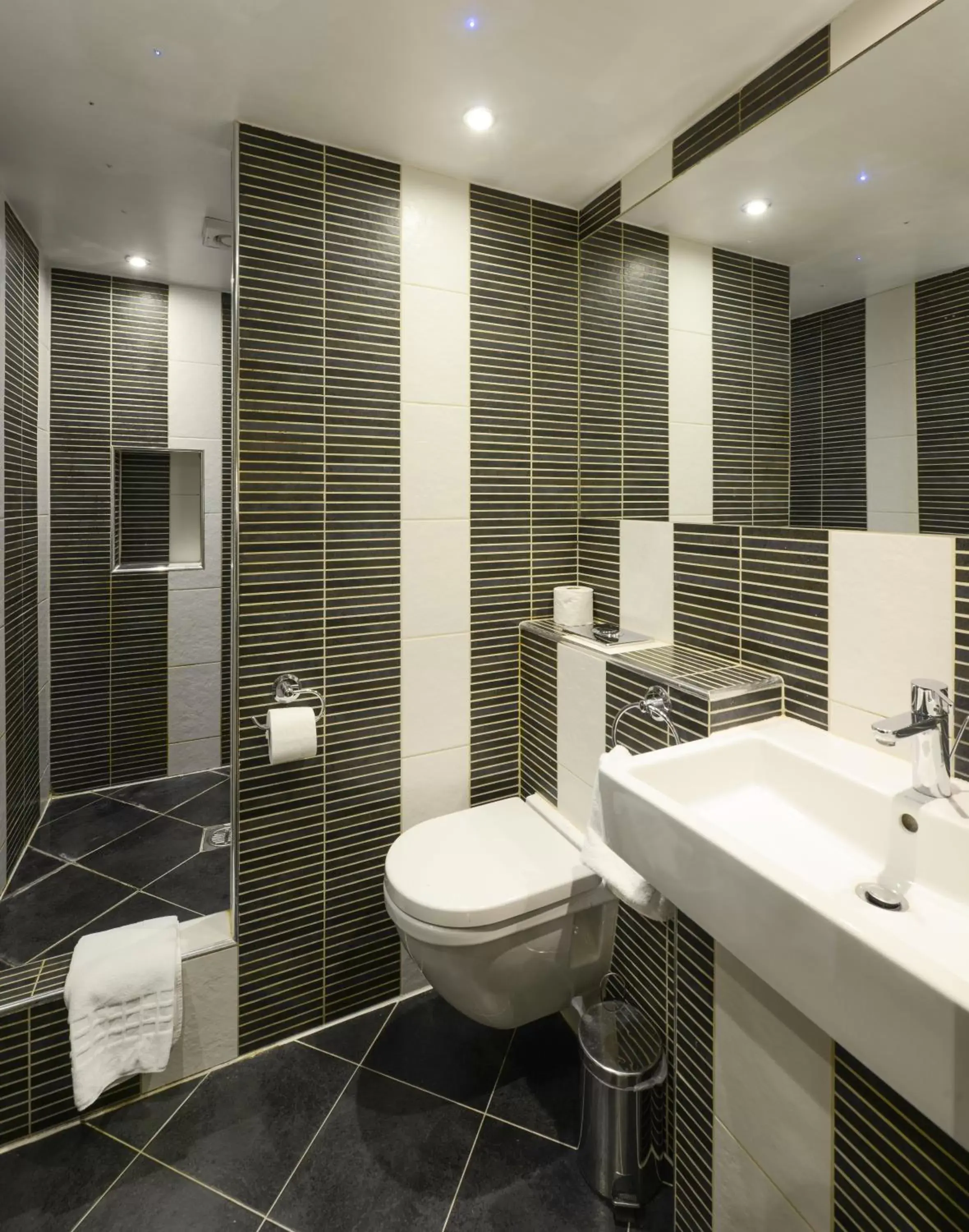 Shower, Bathroom in New Linden Hotel