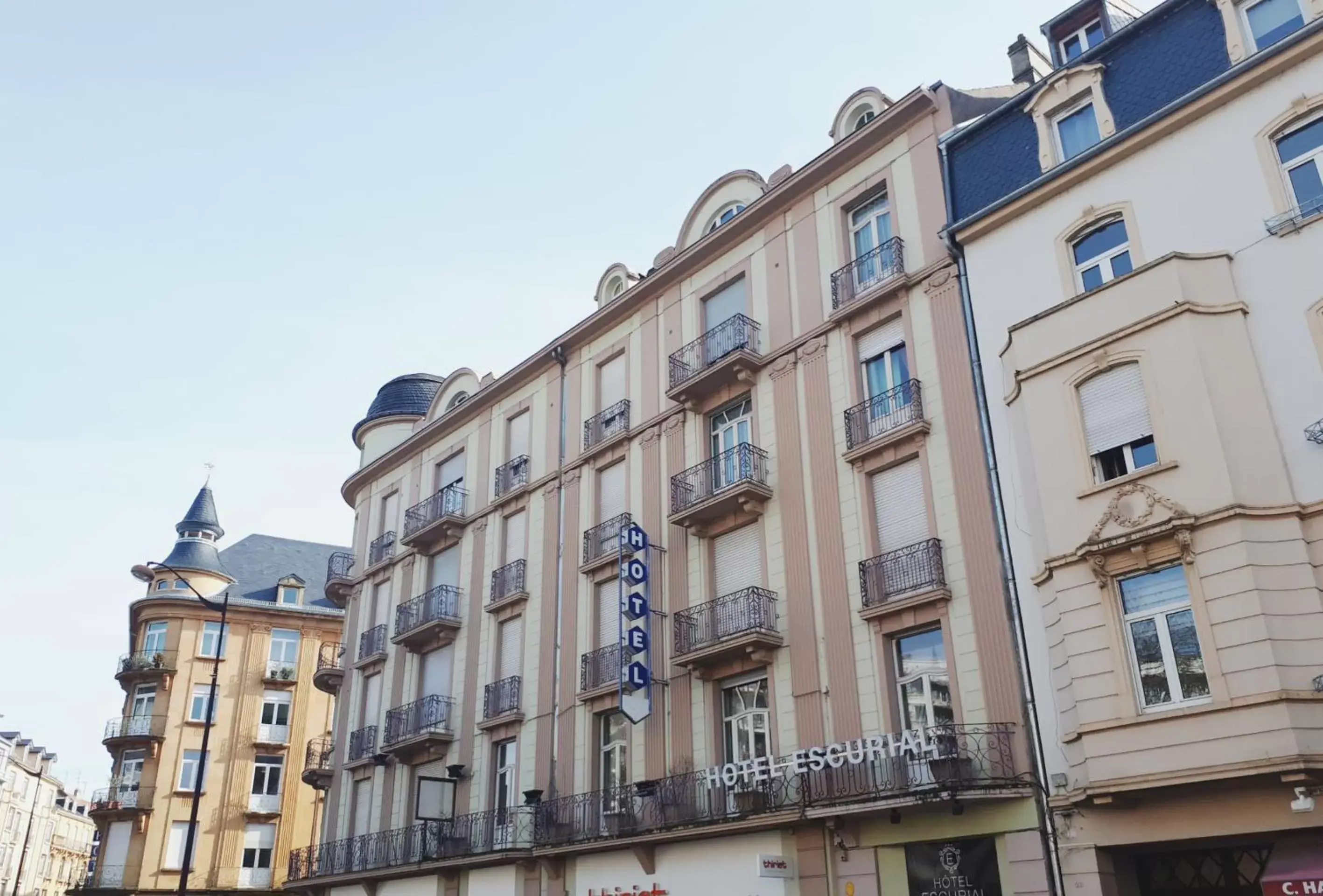 Property Building in Hôtel Escurial - Centre Gare