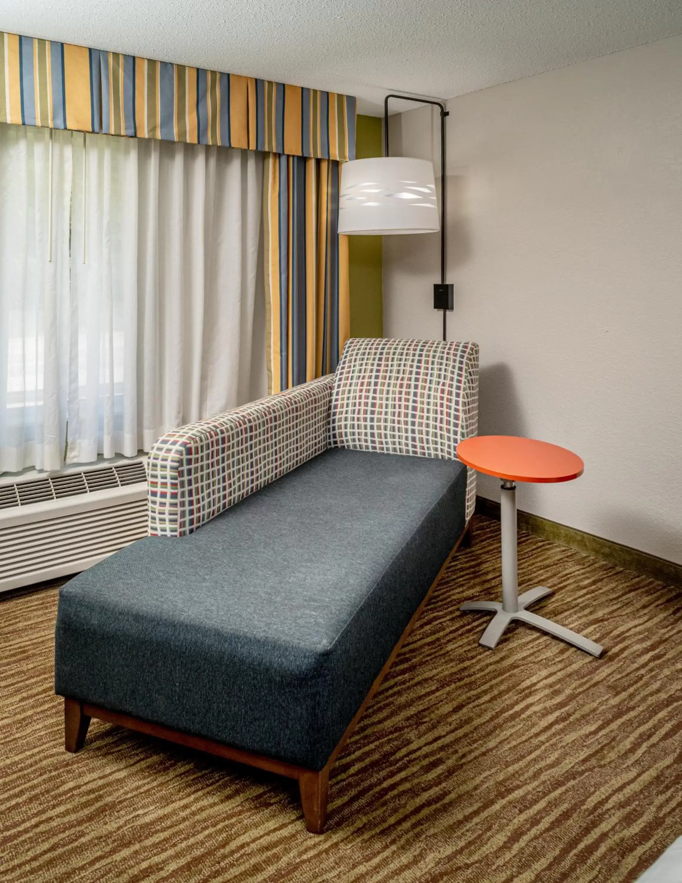 Seating area, Bed in Holiday Inn Express and Suites Pikeville, an IHG Hotel