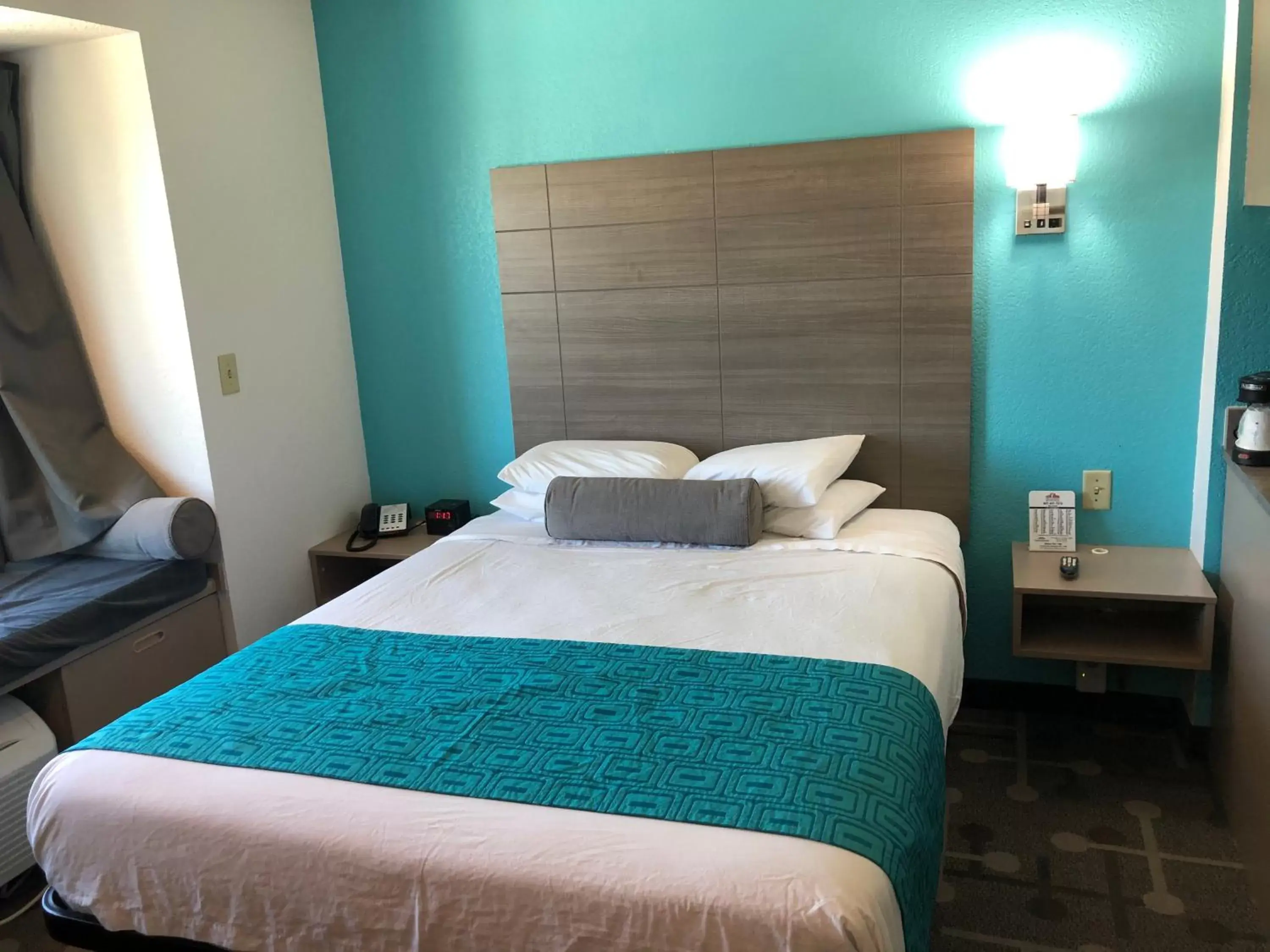 Bed in Howard Johnson by Wyndham Elk Grove Village - Chicago O'Hare