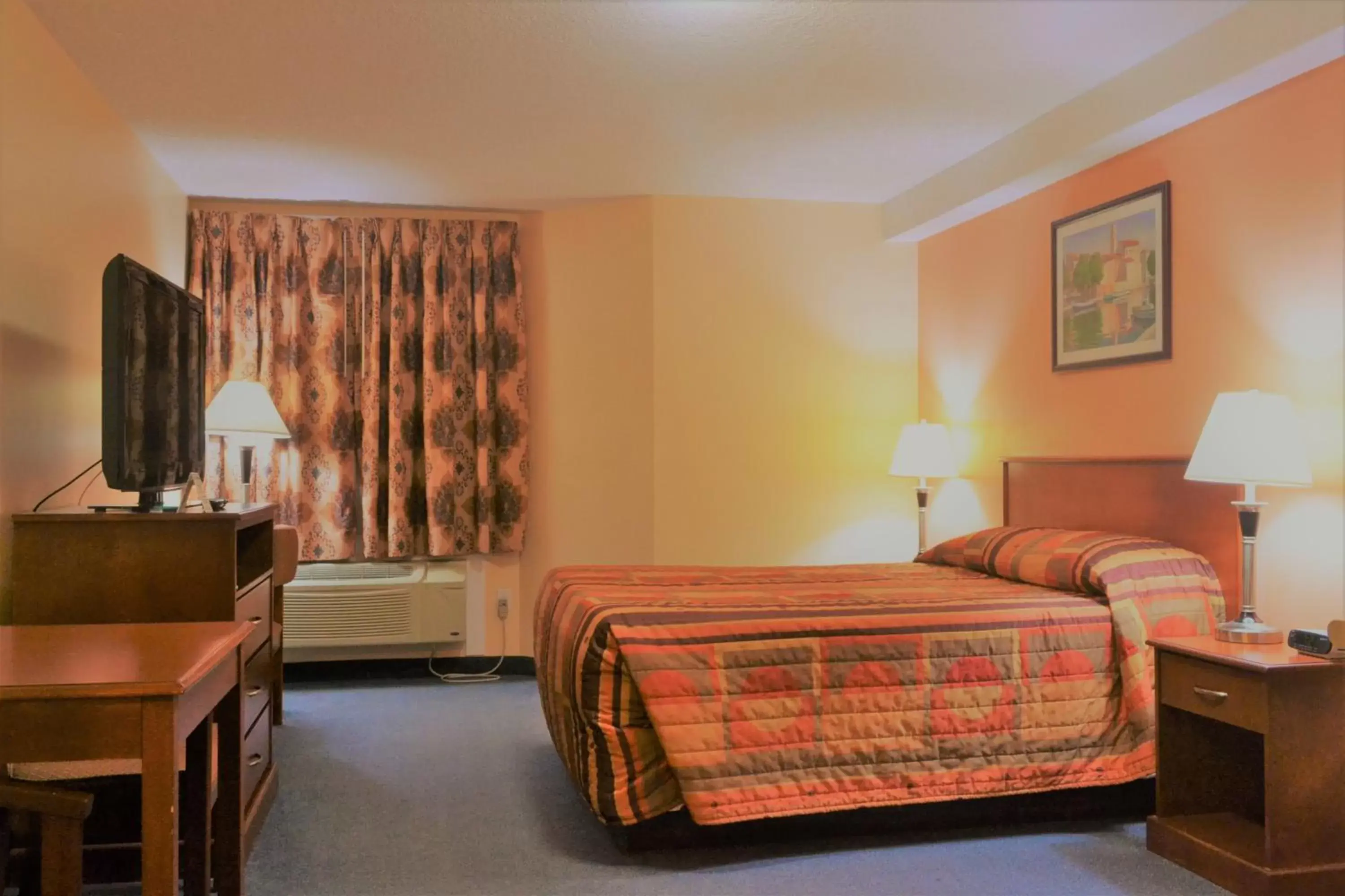Bedroom, Bed in Aurora Park Inn & Suites