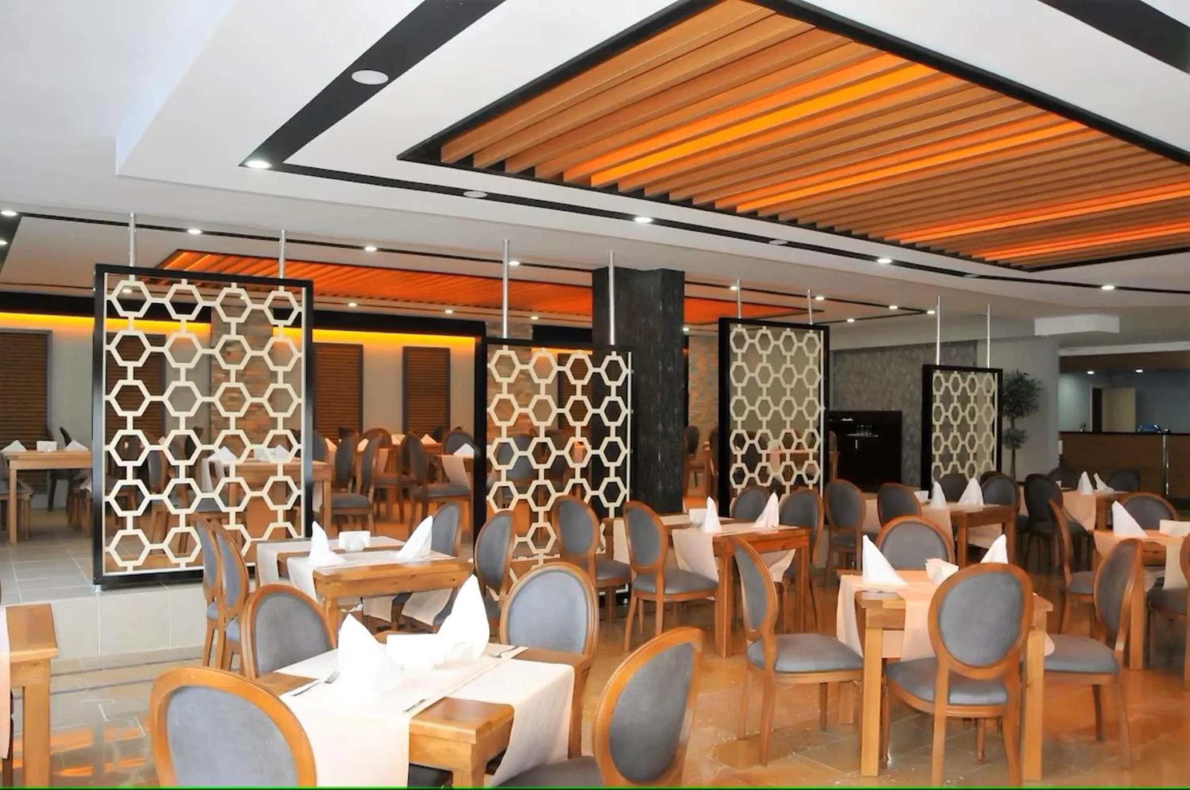 Restaurant/places to eat in Clover Magic Park Side Hotel