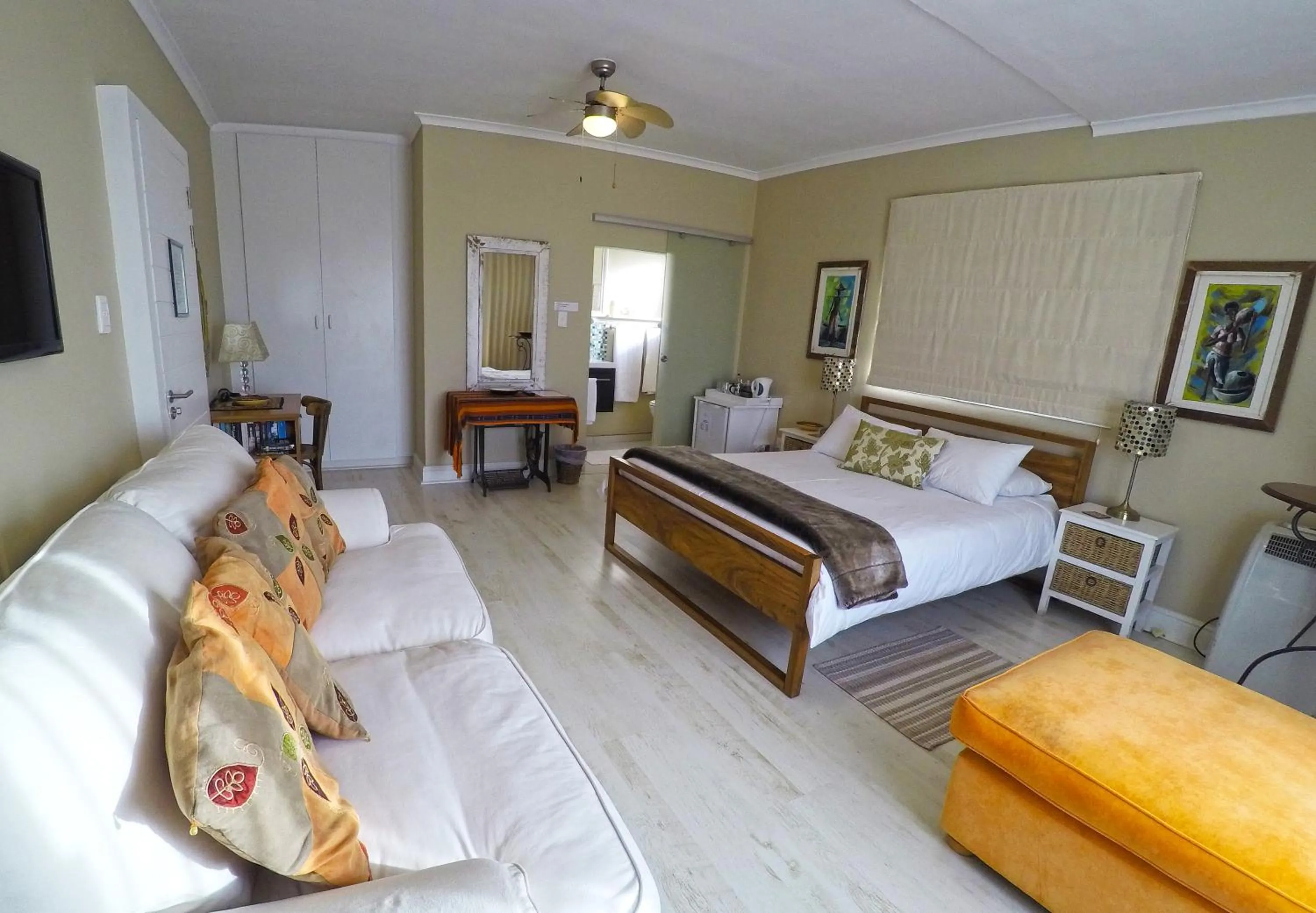 Bathroom, Bed in Dolphin Inn Guesthouse