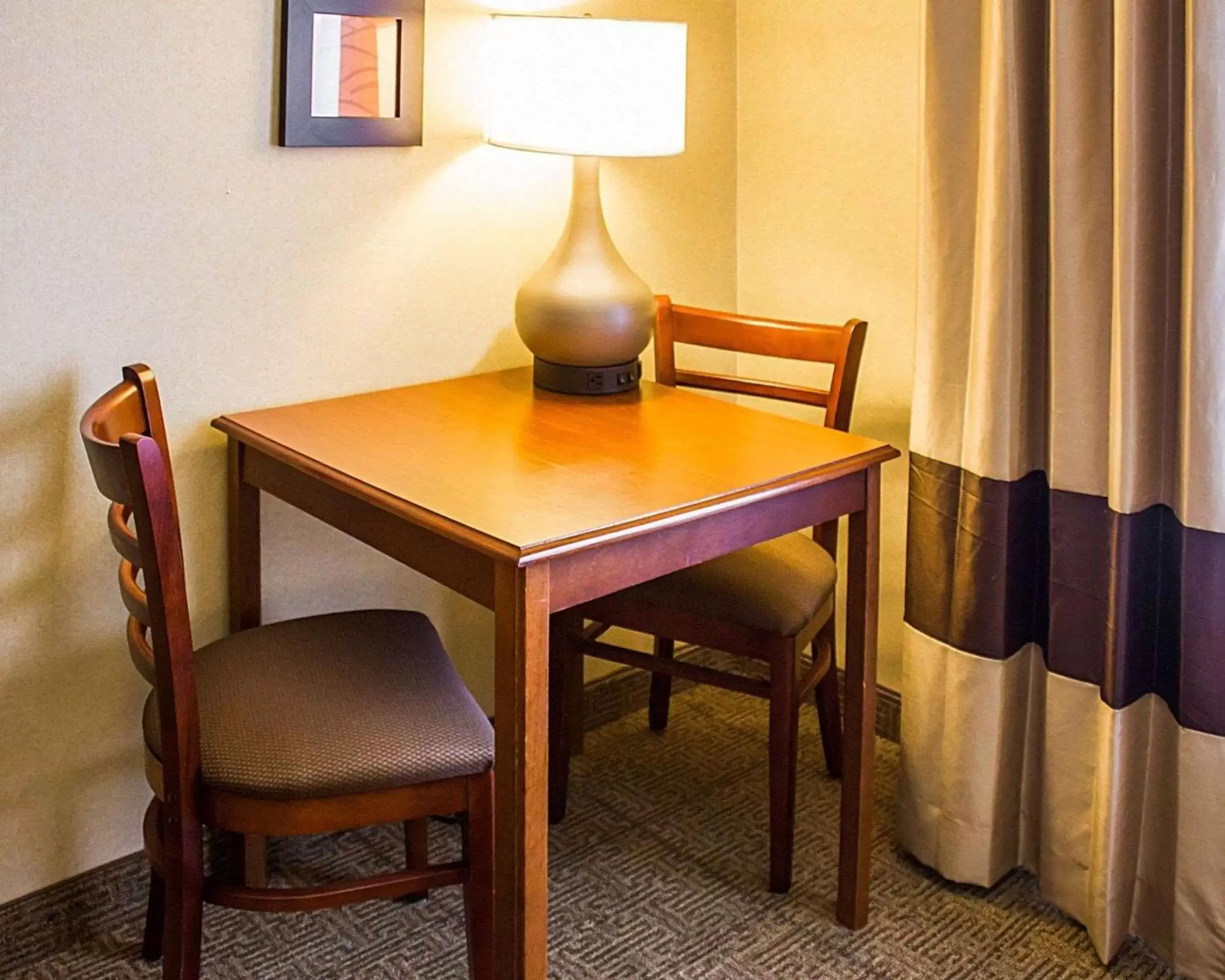 Photo of the whole room, Dining Area in Comfort Inn Guilford near I-95