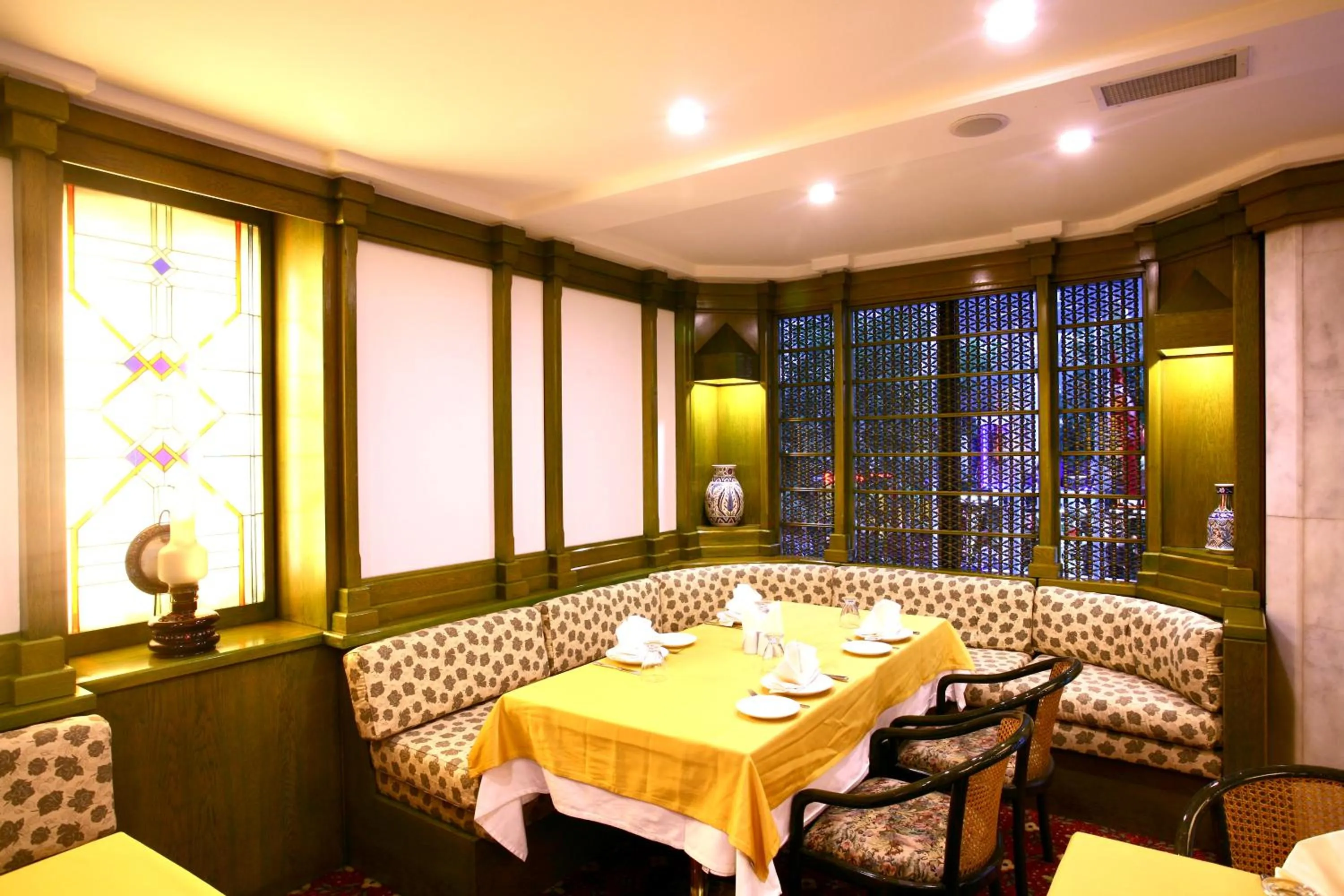 Restaurant/places to eat in Istanbul Royal Hotel