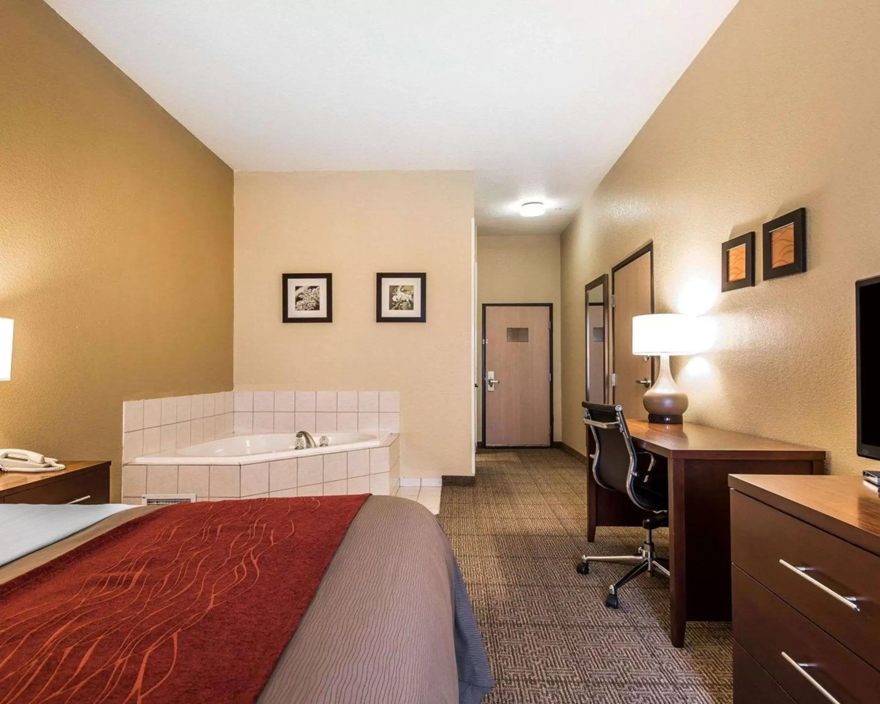 Photo of the whole room, Bed in Quality Inn & Suites Bethany