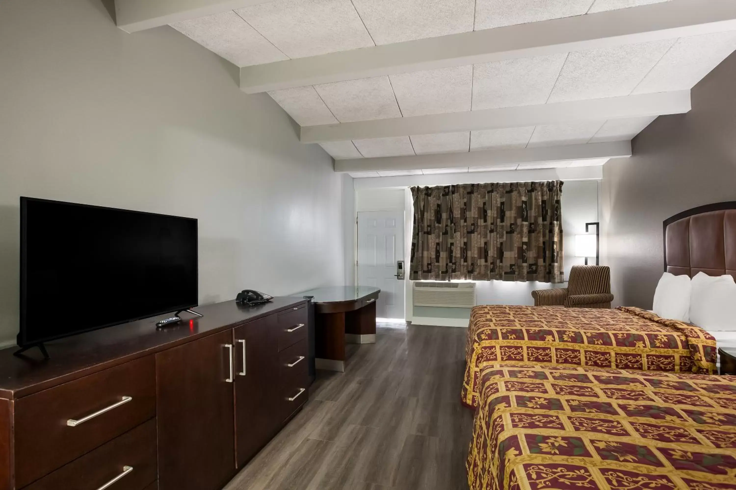 Bed, TV/Entertainment Center in Knights Inn Fayetteville - Fort Bragg