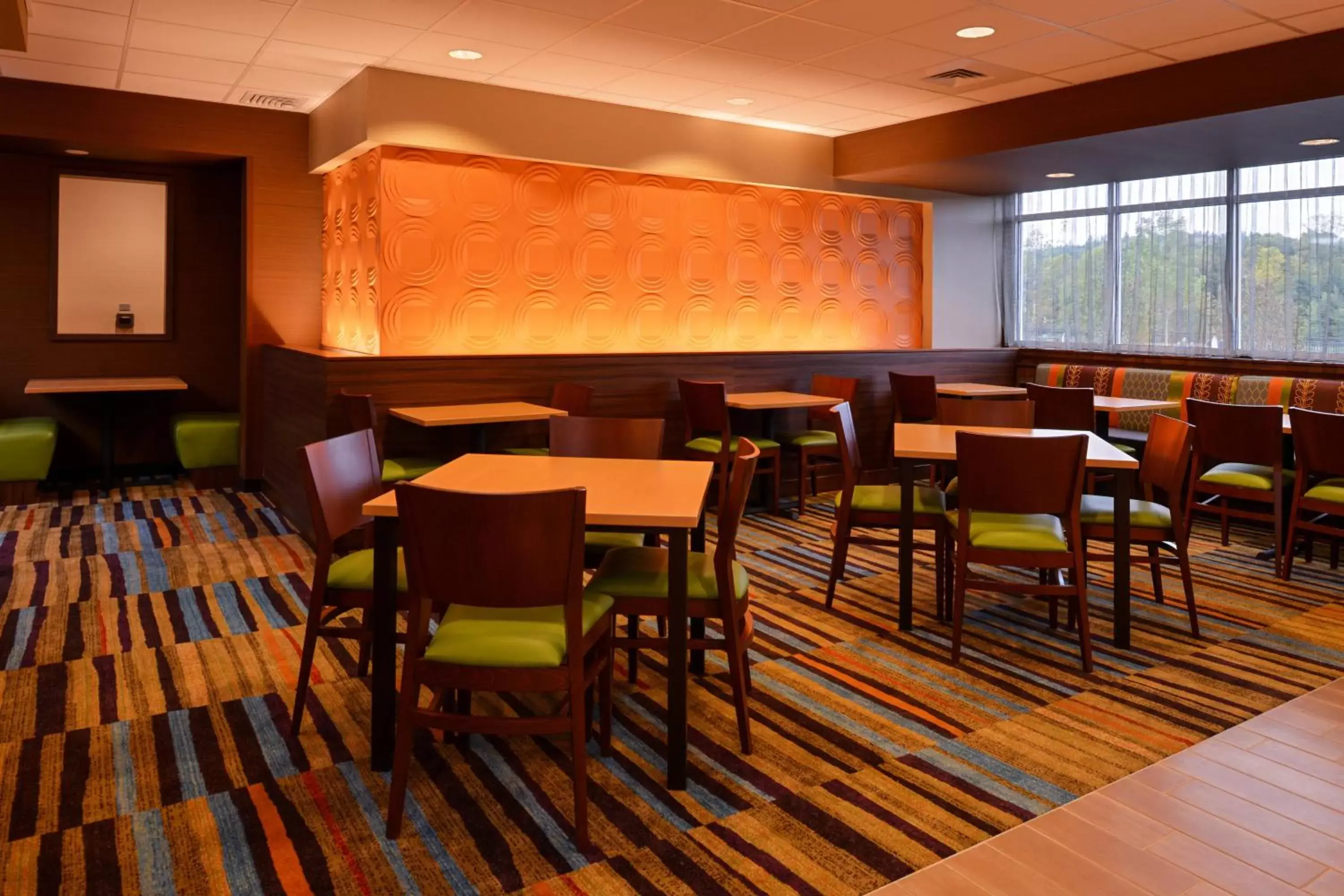 Breakfast, Restaurant/Places to Eat in Fairfield Inn & Suites by Marriott Plymouth White Mountains