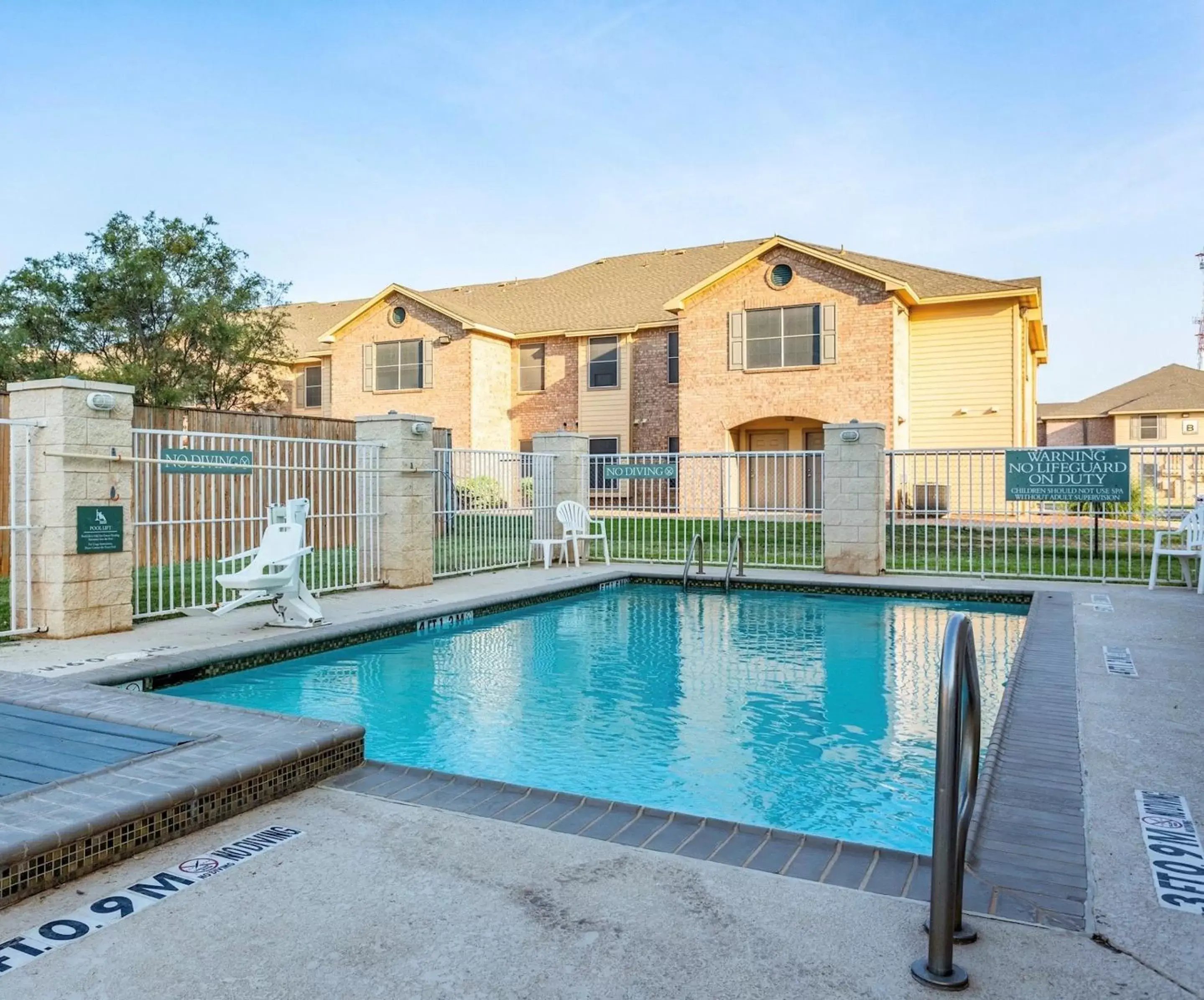 Swimming Pool in Red Roof Inn & Suites Midland