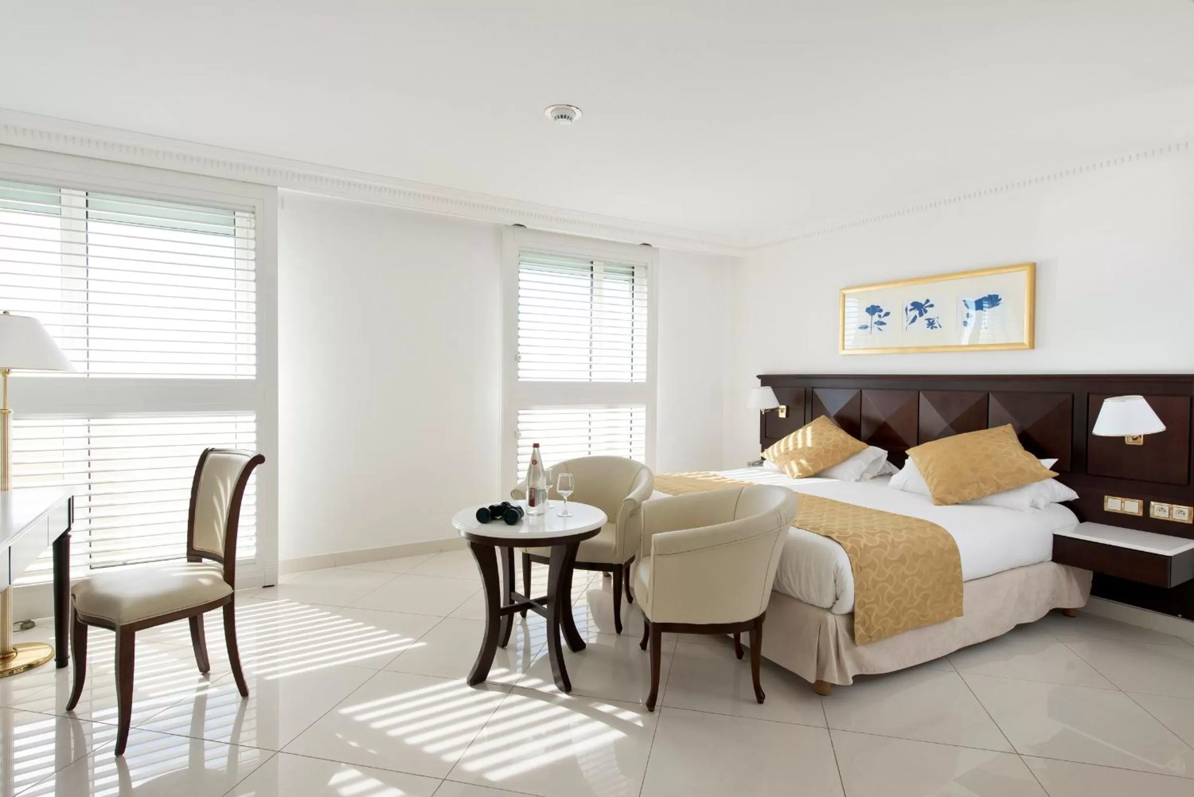 Photo of the whole room, Bed in Hôtel West End Promenade