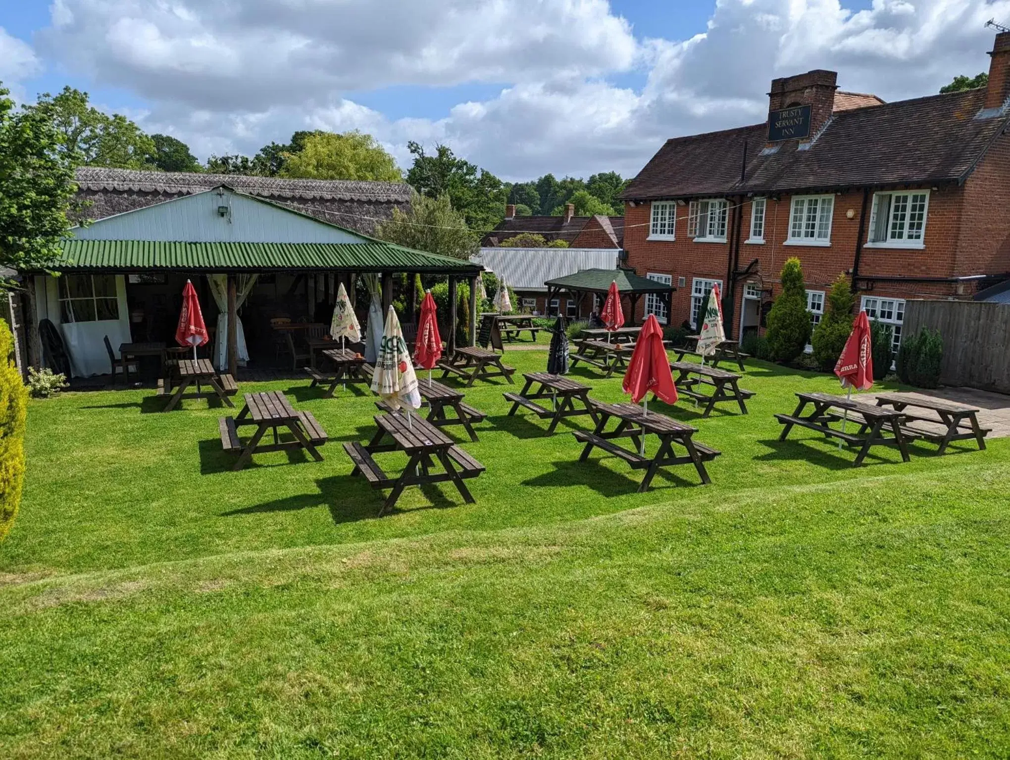 Garden, Property Building in The Trusty Servant Inn