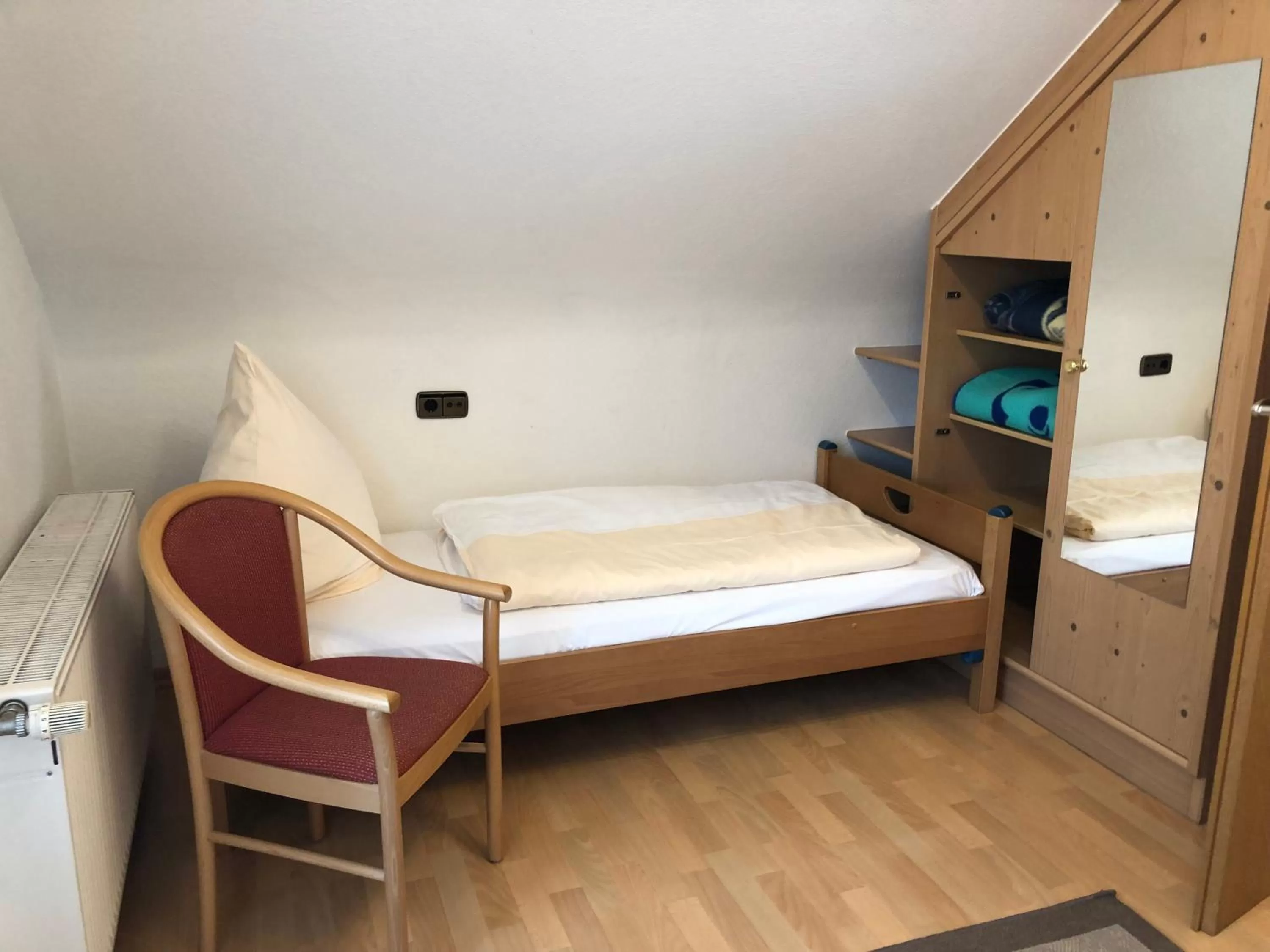 Bed in Hotel Rose Heidelberg inklusive Frühstück, Saunanutzung und Parkplätze nach Verfügbarkeit