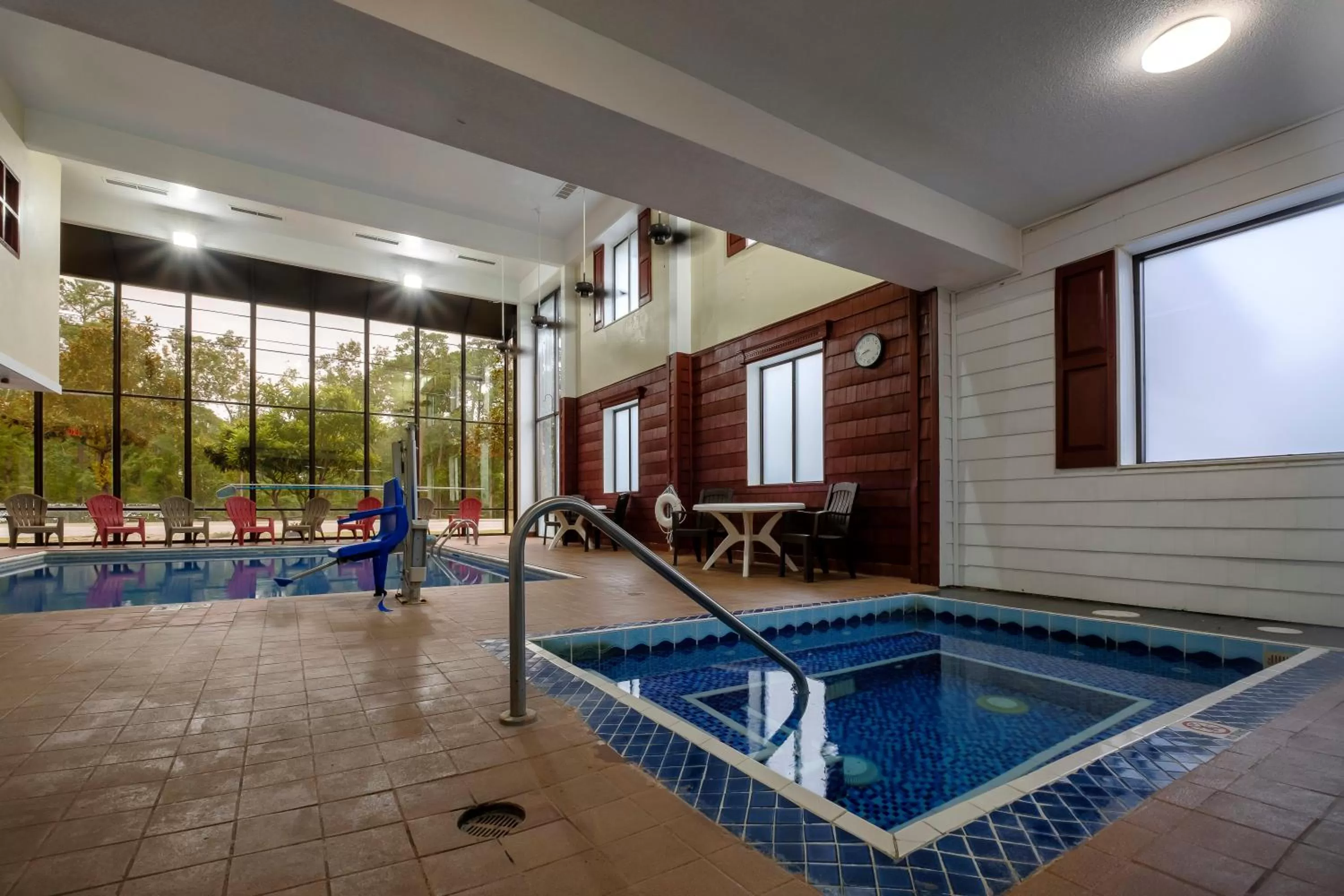 Swimming pool in Red Roof Inn & Suites Jacksonville, NC