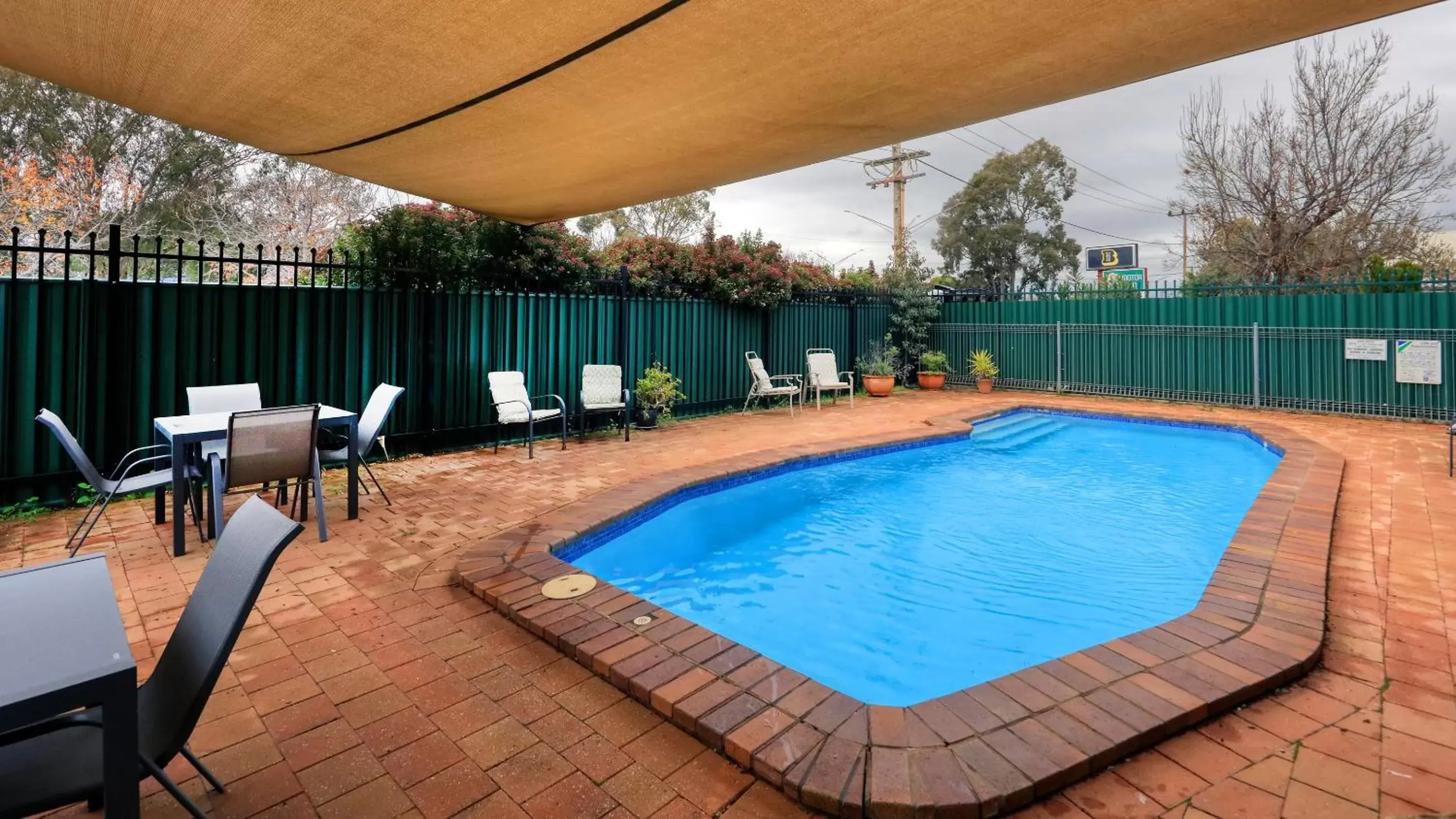 Swimming Pool in Forest Lodge Motor Inn & Restaurant