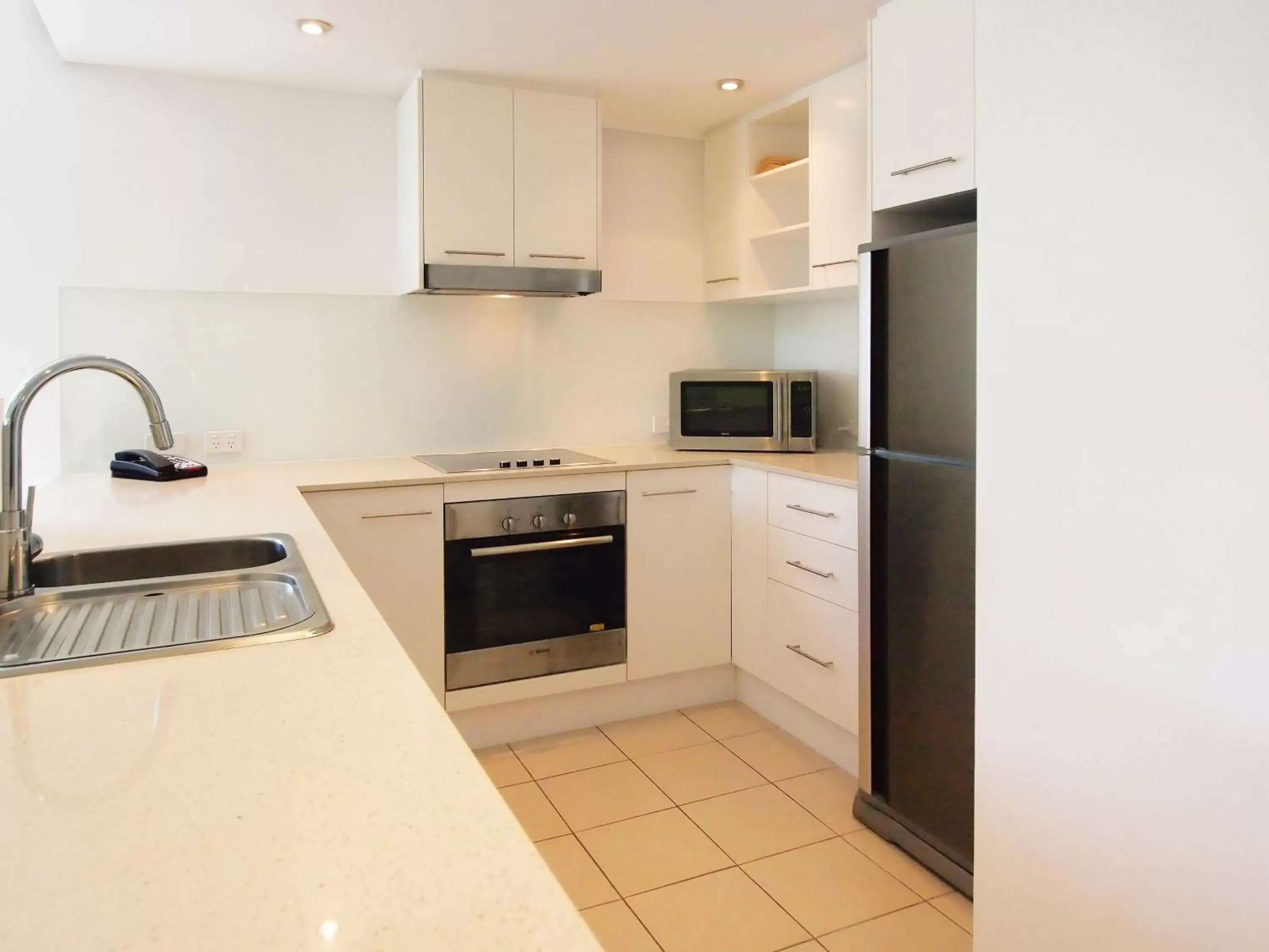 Kitchen or kitchenette, Kitchen/Kitchenette in Oaks Townsville Gateway Suites