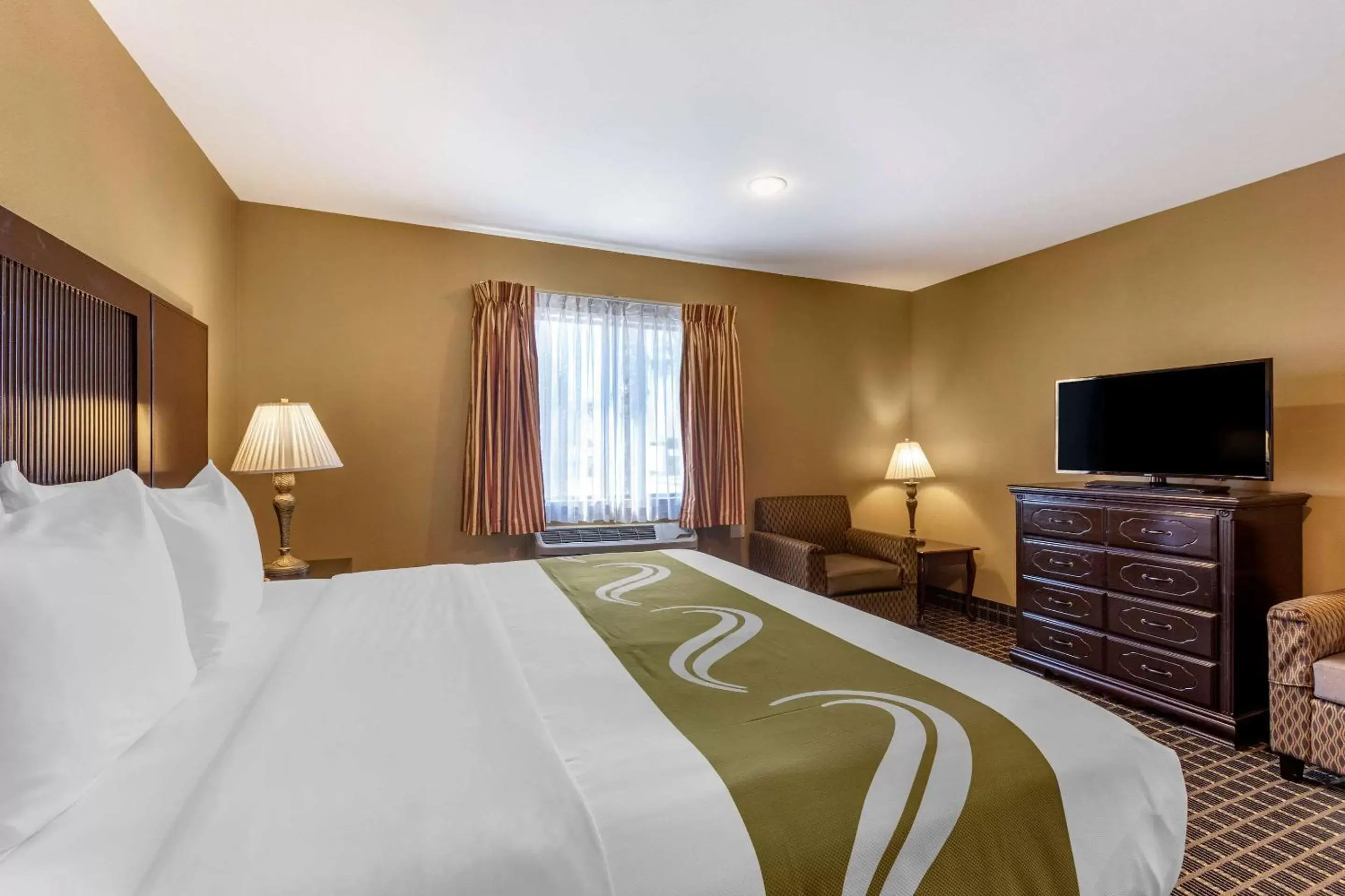 Bedroom, Bed in Quality Inn & Suites Westminster - Seal Beach Westminster