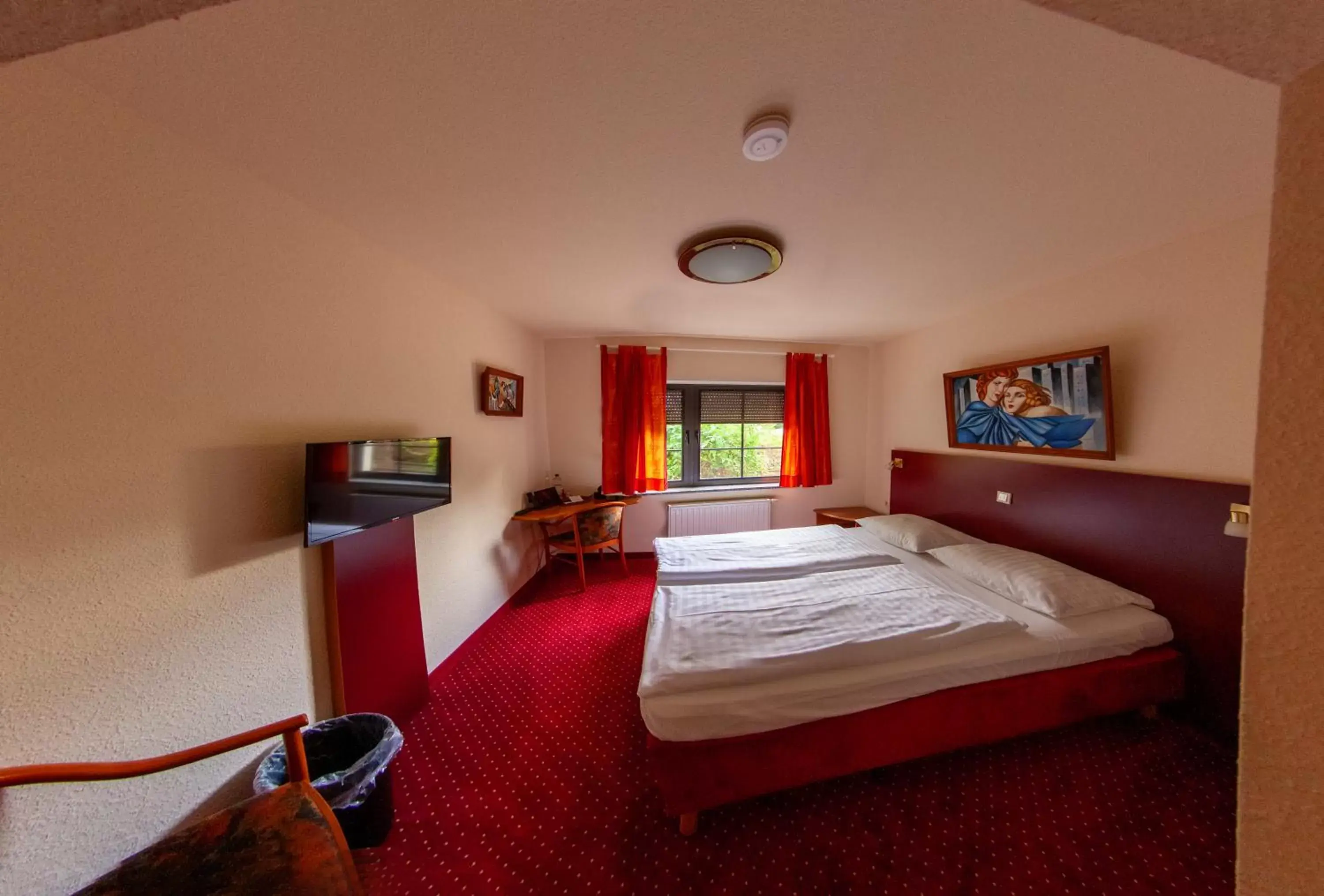 Photo of the whole room, Bed in WEST Hotel an der Sächsischen Weinstrasse