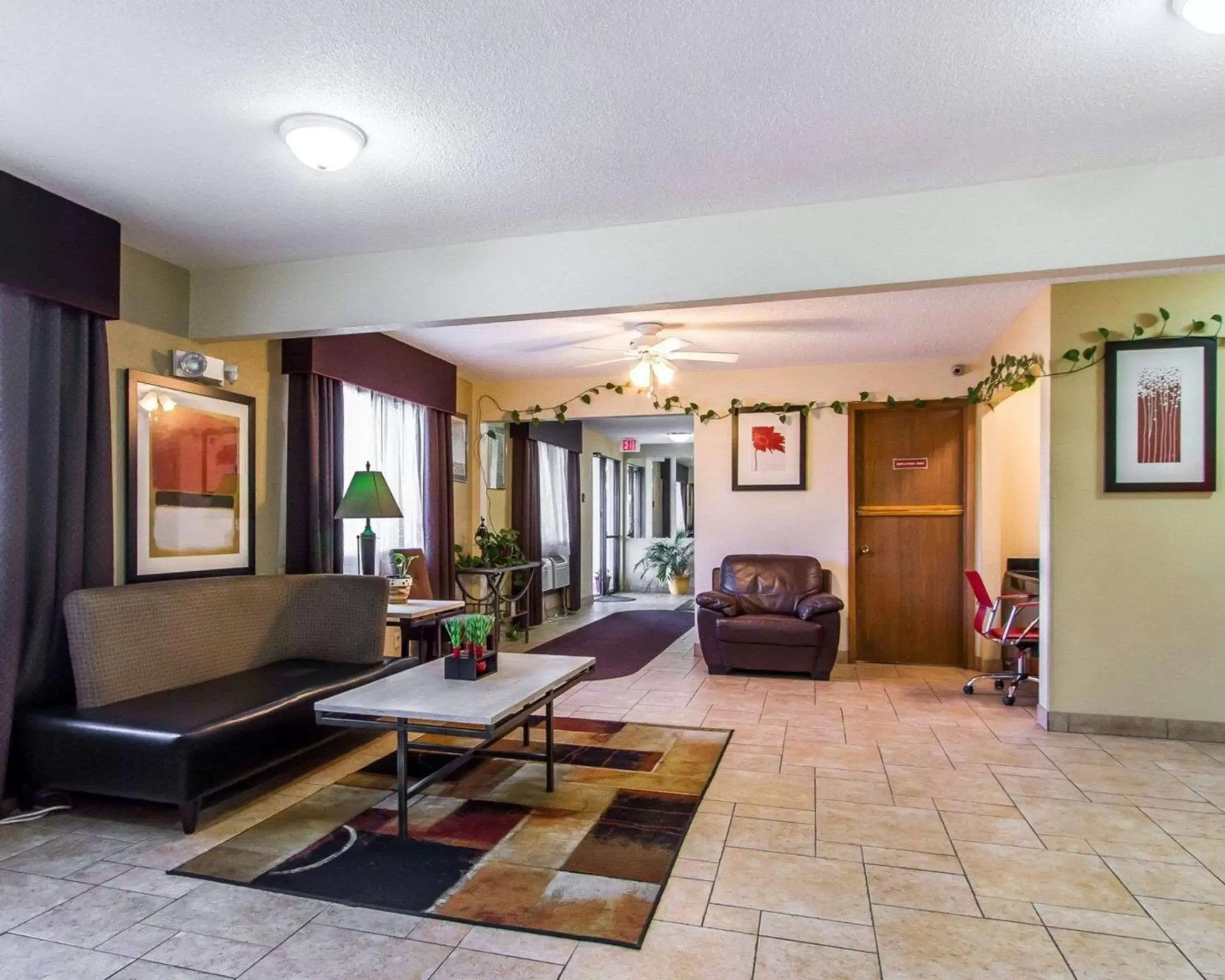 Lobby or reception, Seating Area in Quality Inn & Suites Ottumwa