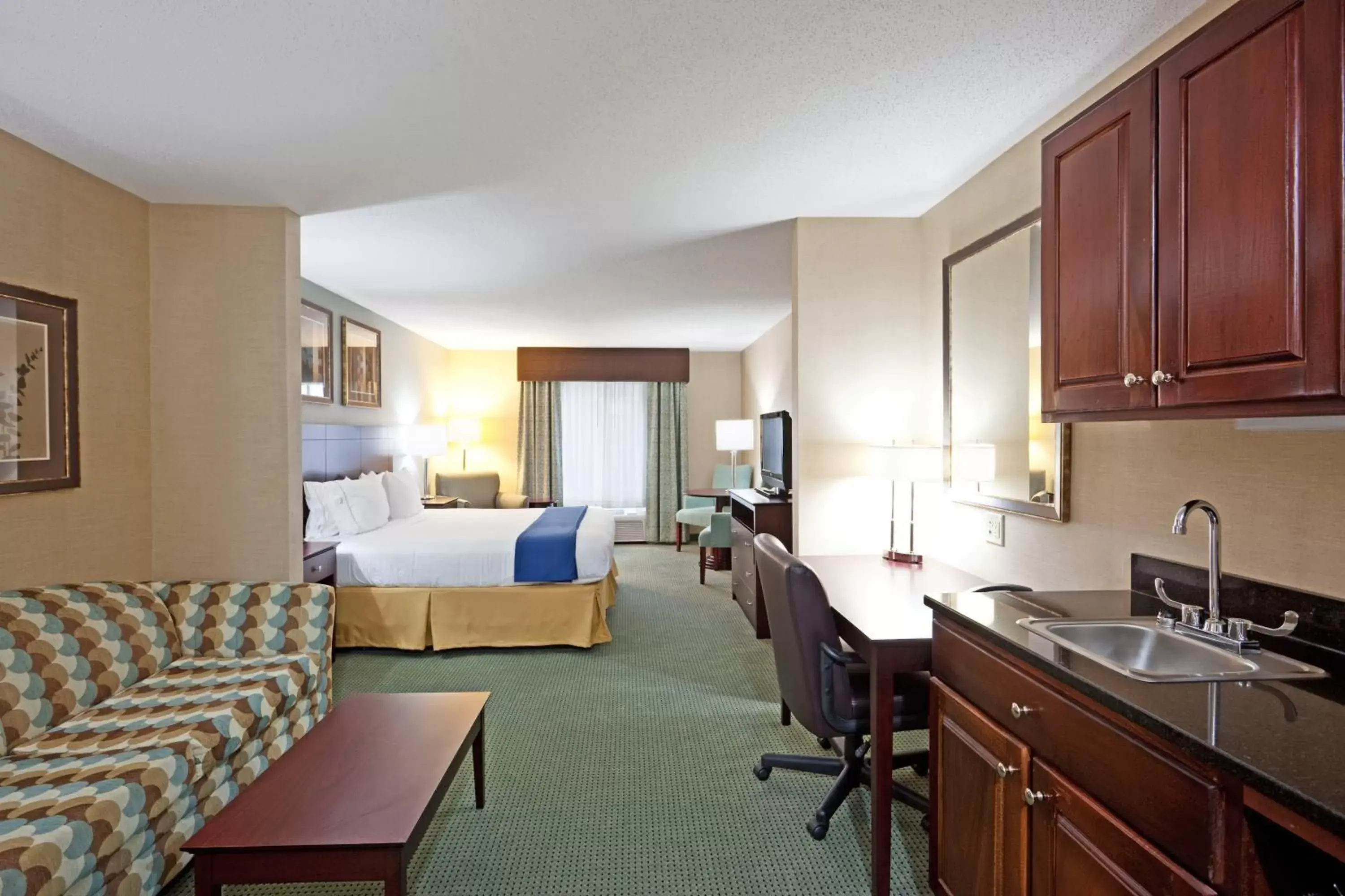 Photo of the whole room, Kitchen/Kitchenette in Holiday Inn Express and Suites Meriden, an IHG Hotel