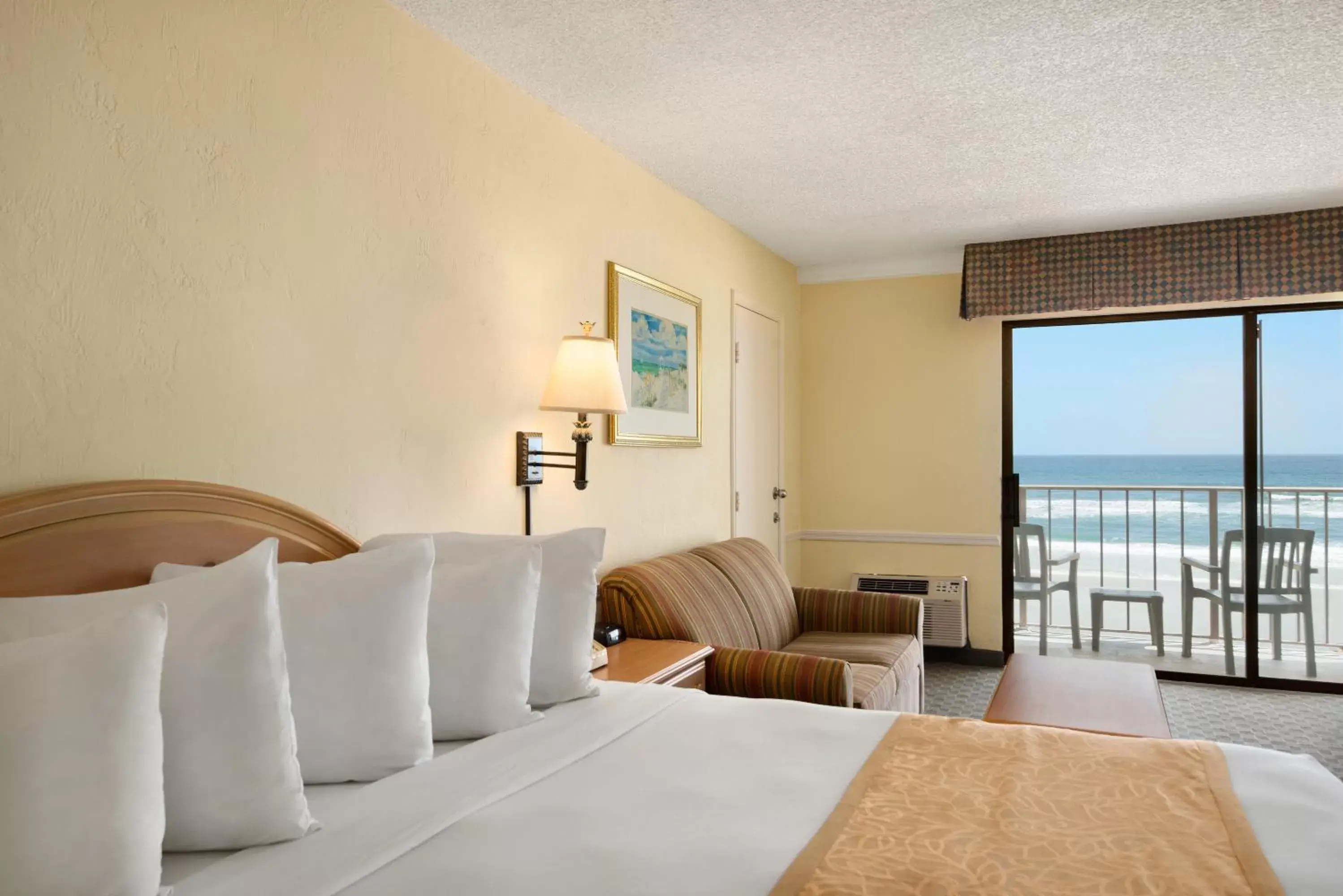 Photo of the whole room, Bed in Days Inn by Wyndham Daytona Oceanfront