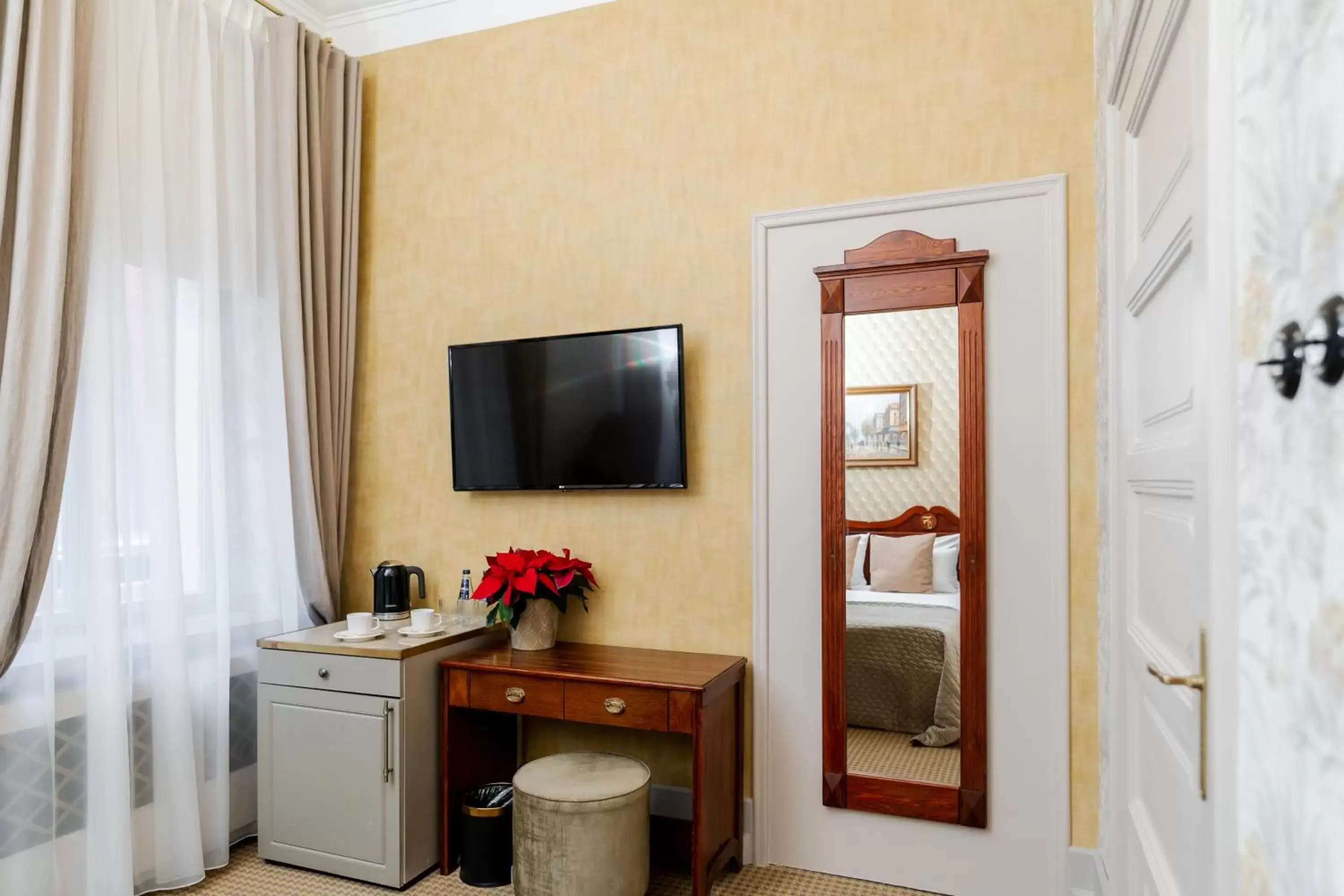 TV and multimedia, TV/Entertainment Center in H15 Hotel Francuski