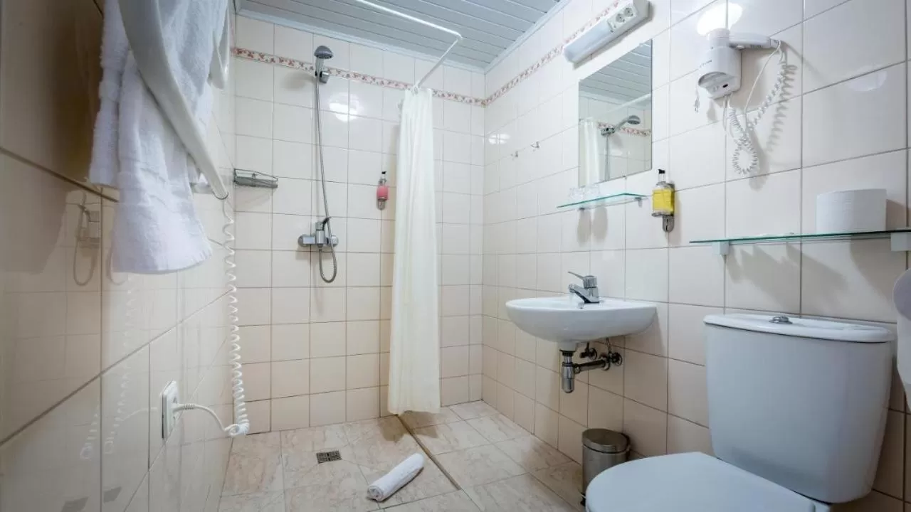 Economy Double or Twin Room in Aribe