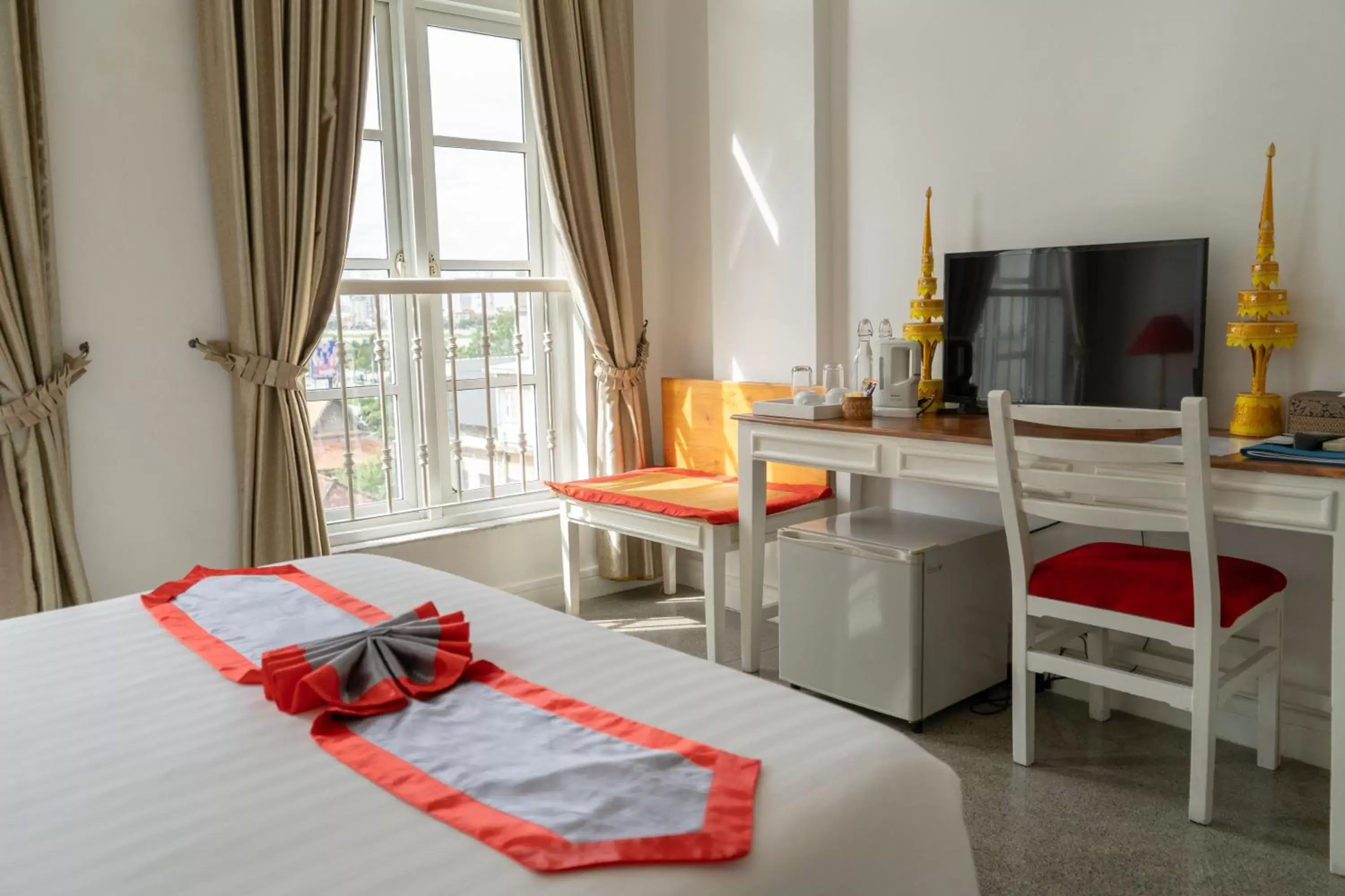 Bed, TV/Entertainment Center in The Frangipani Royal Palace Hotel