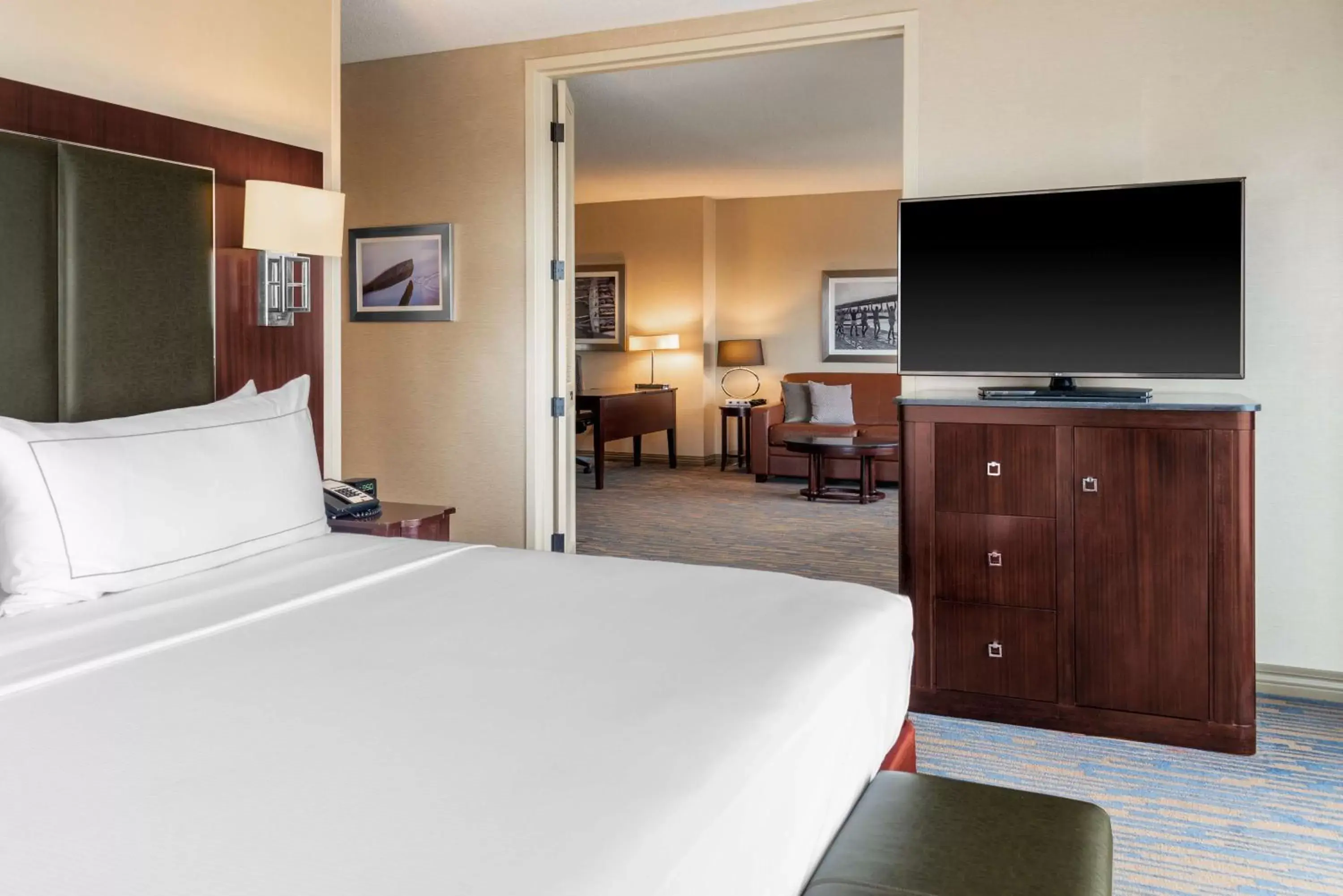 Bed, TV/Entertainment Center in DoubleTree Suites by Hilton Hotel Columbus Downtown