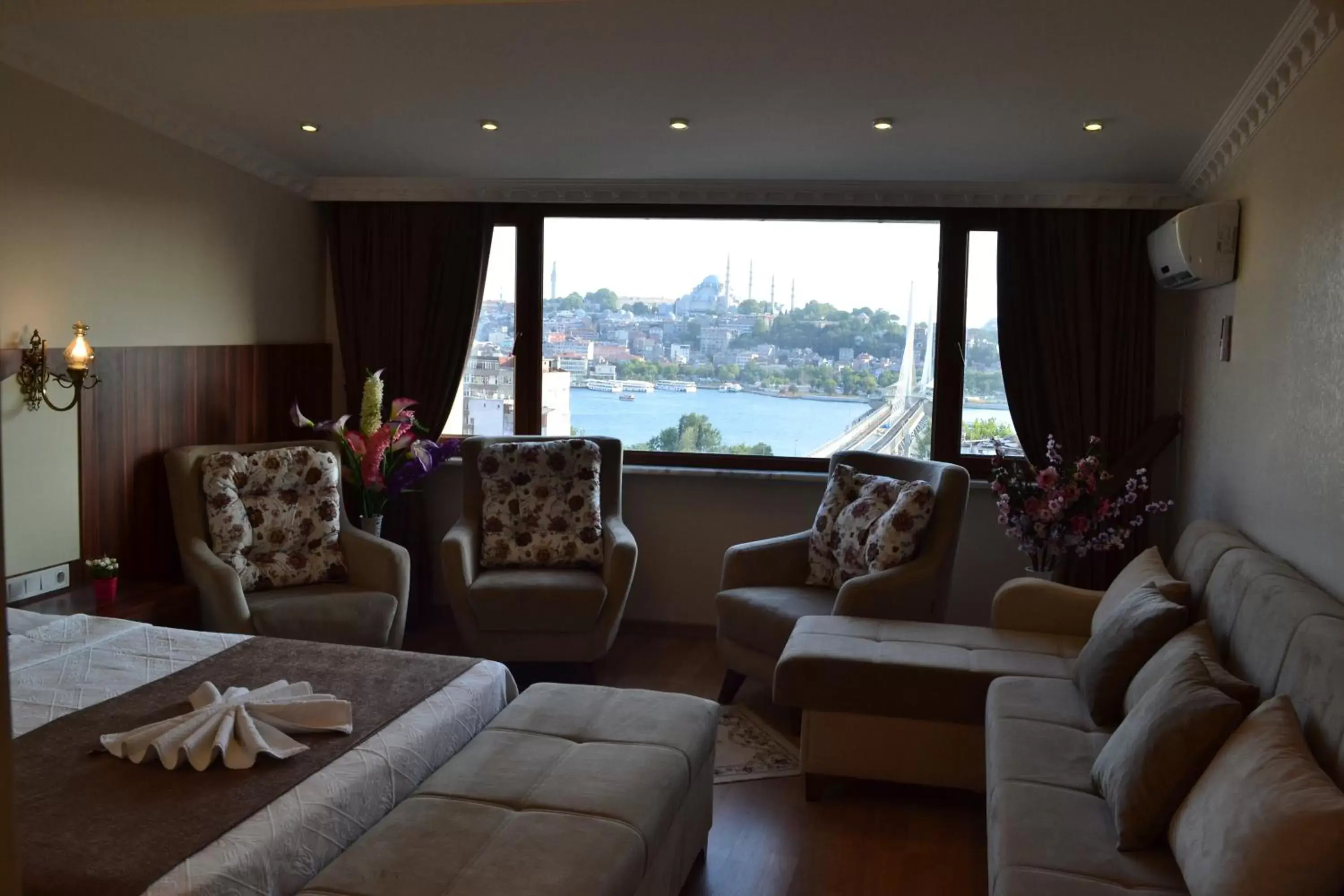 Photo of the whole room, Seating Area in Blue Istanbul Hotel Taksim