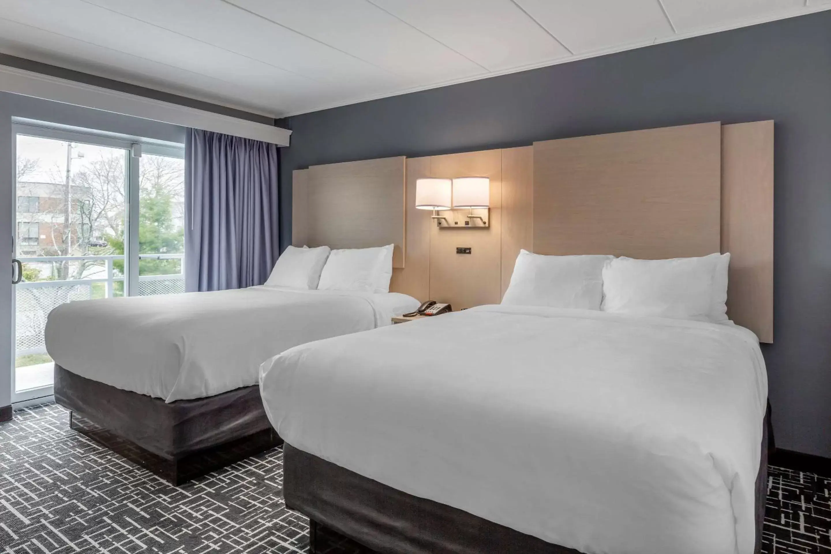 Bedroom, Bed in Comfort Inn Hyannis - Cape Cod