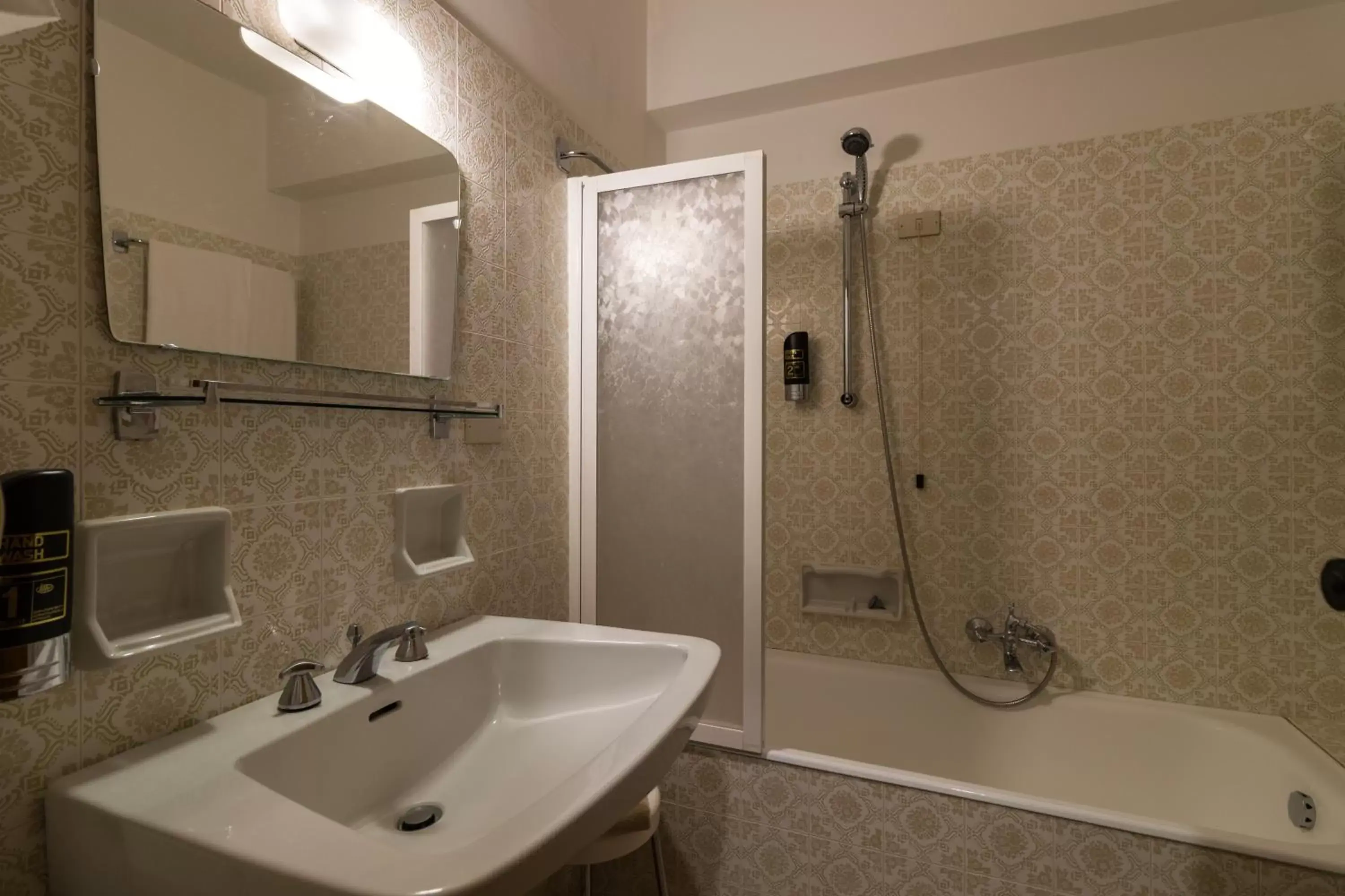 Bathroom in Hotel Villa Argentina Bathroom in Hotel Villa Argentina