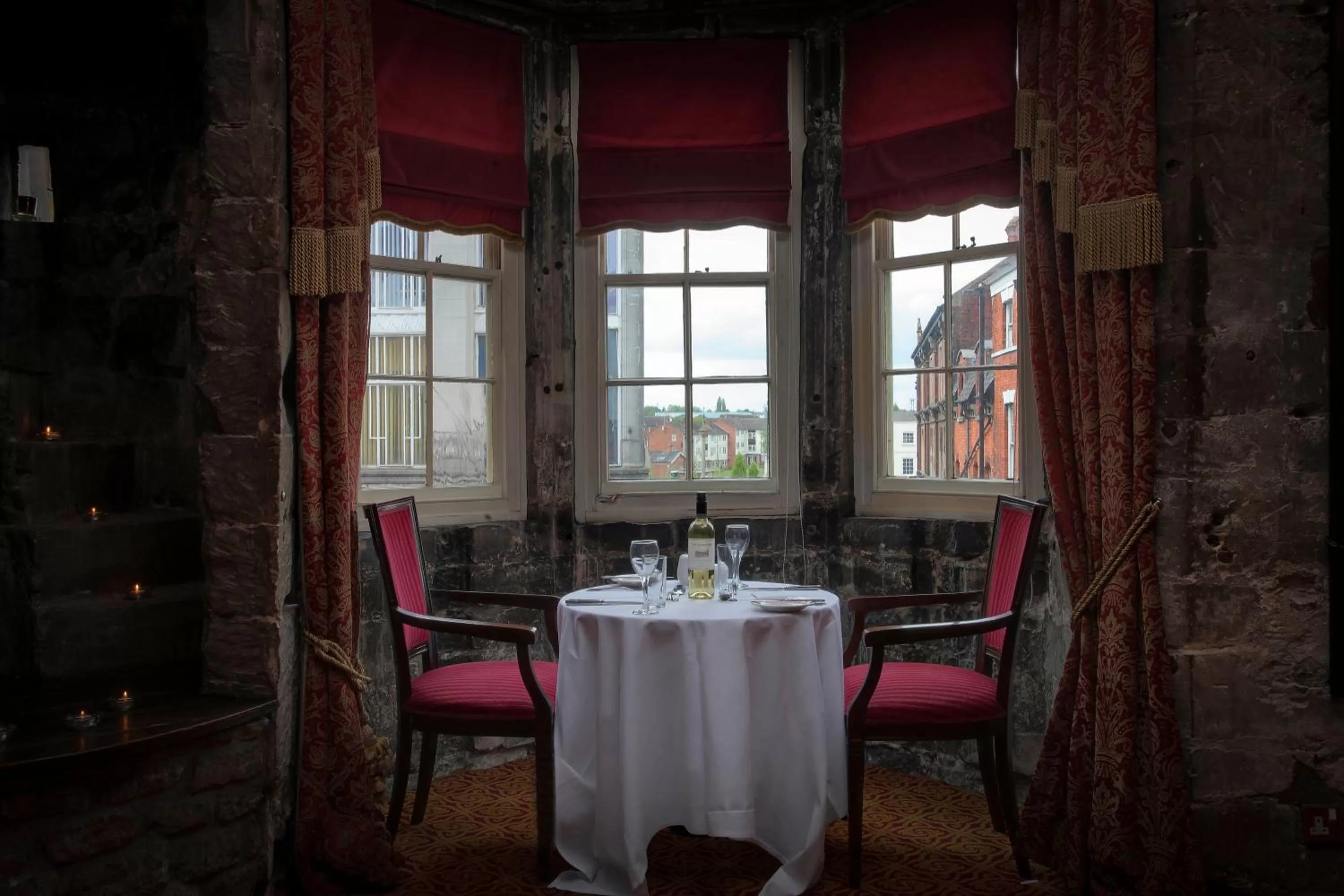 Restaurant/places to eat in Angel and Royal Hotel