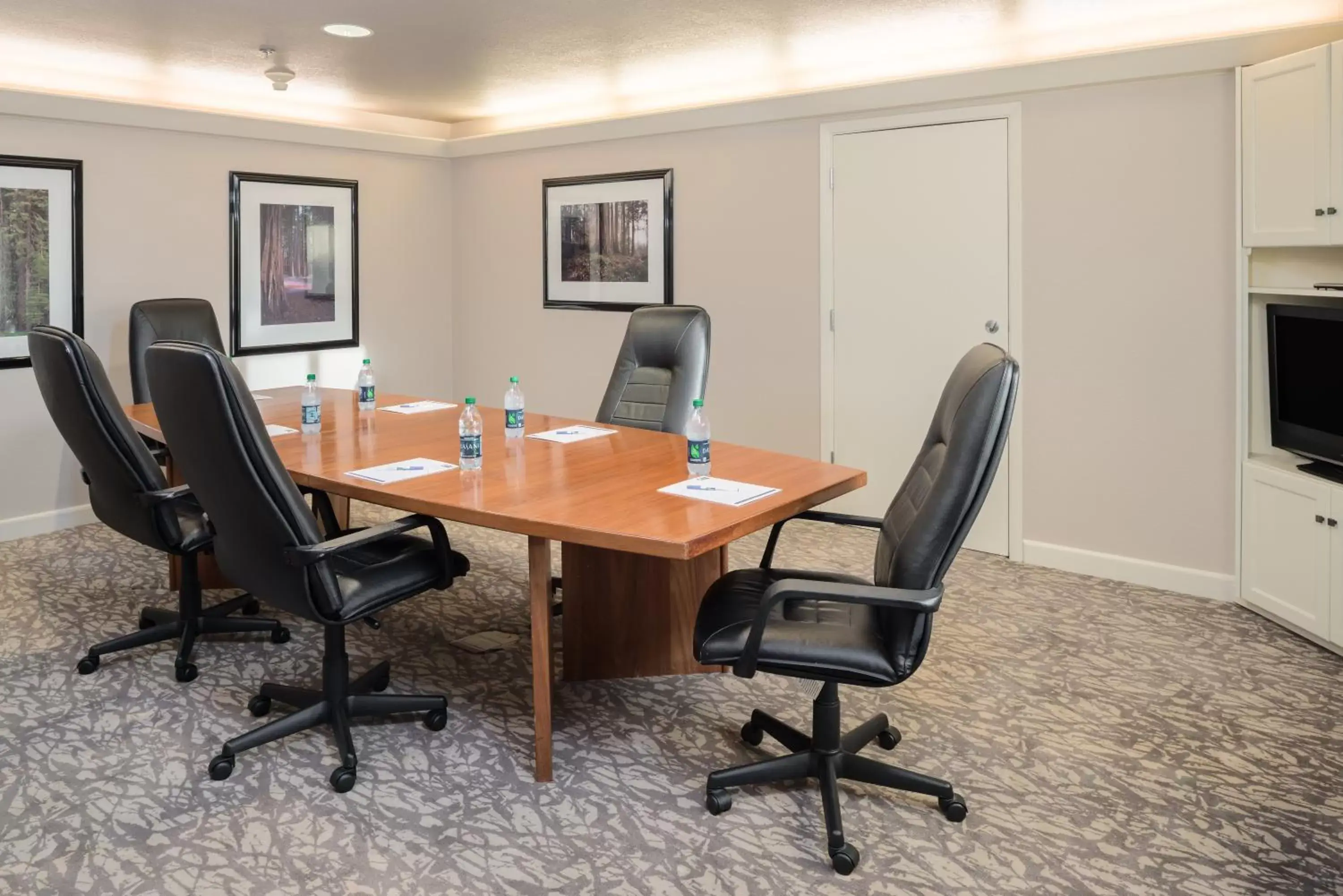 Meeting/conference room in Holiday Inn Express Hotel & Suites Arcata/Eureka-Airport Area, an IHG Hotel