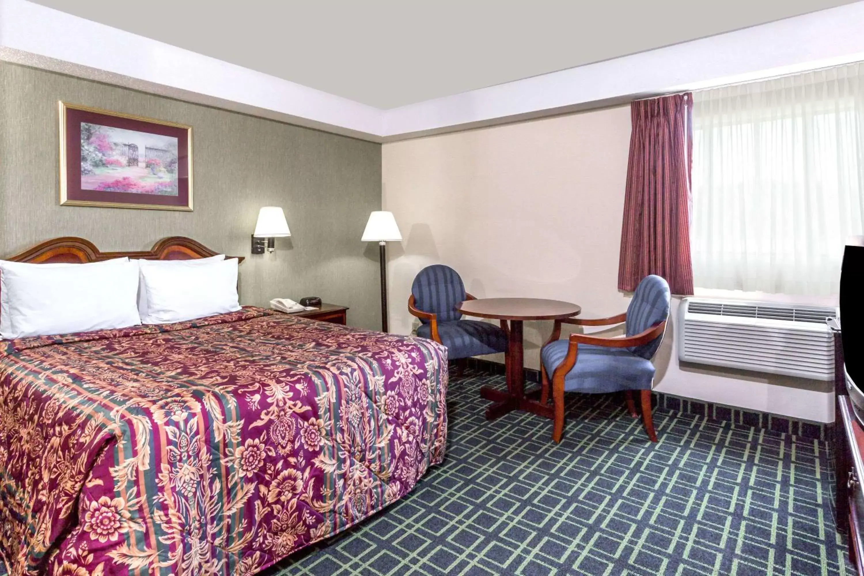 Photo of the whole room, Bed in Days Inn by Wyndham Dumfries Quantico