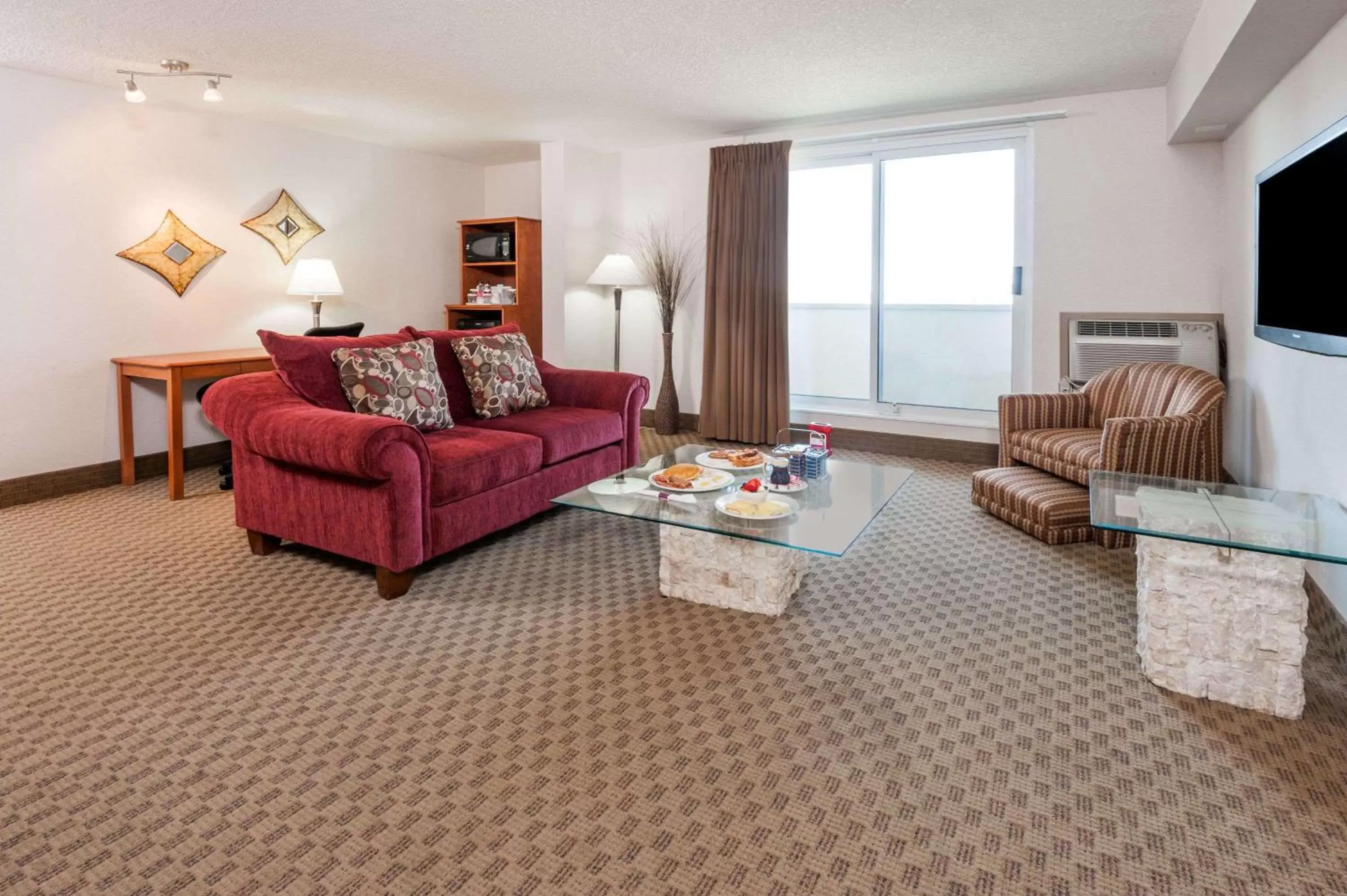 Photo of the whole room, Seating Area in Ramada by Wyndham Edmonton South