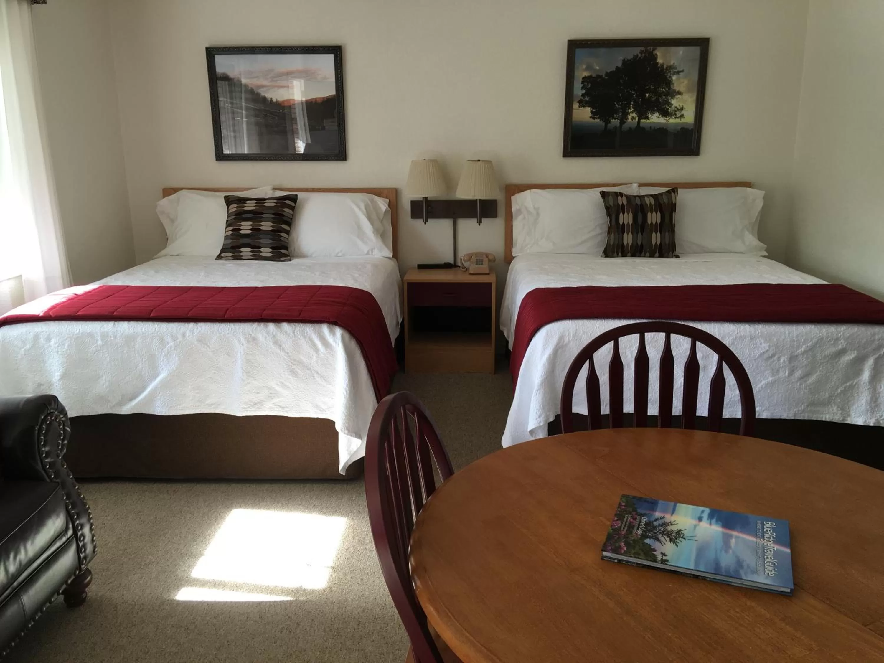 Bedroom, Bed in Cardinal Inn