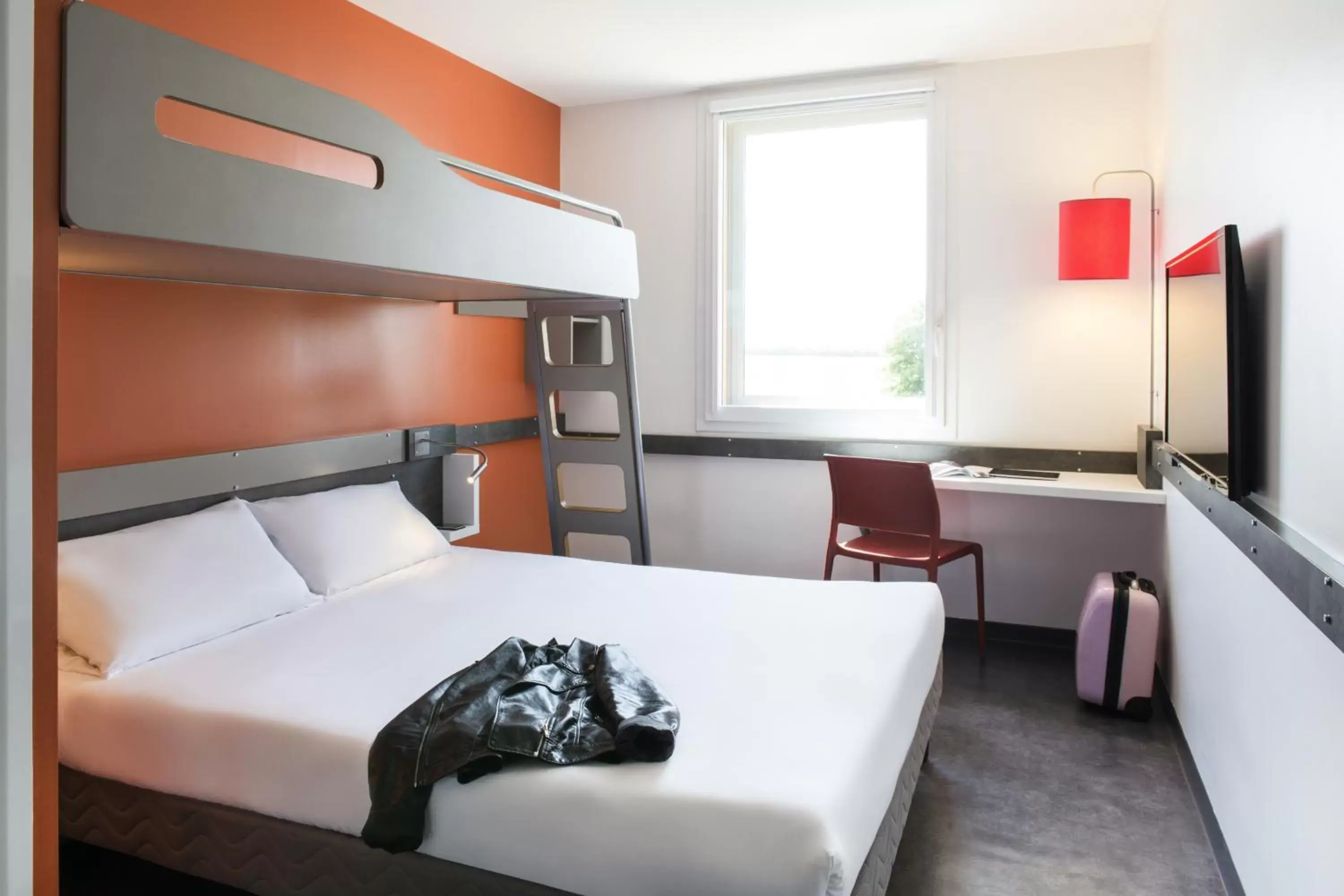 Bedroom in ibis budget Aéroport Lyon Saint Exupéry