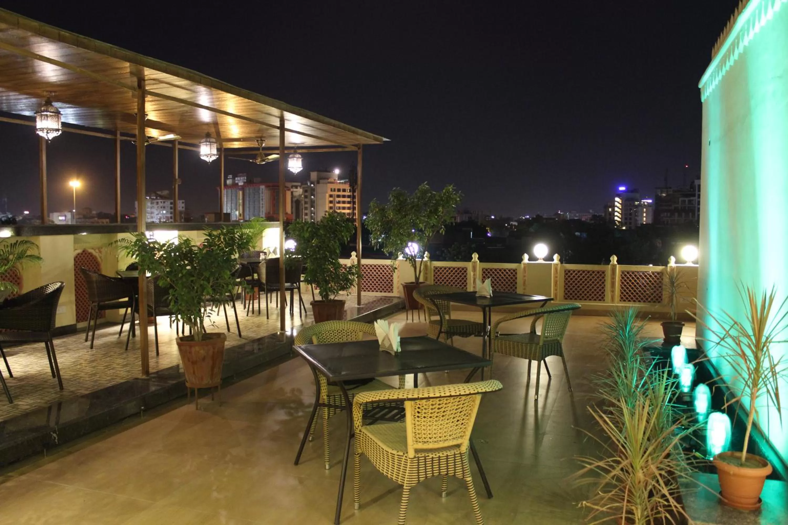 Restaurant/places to eat in Hotel H R Palace