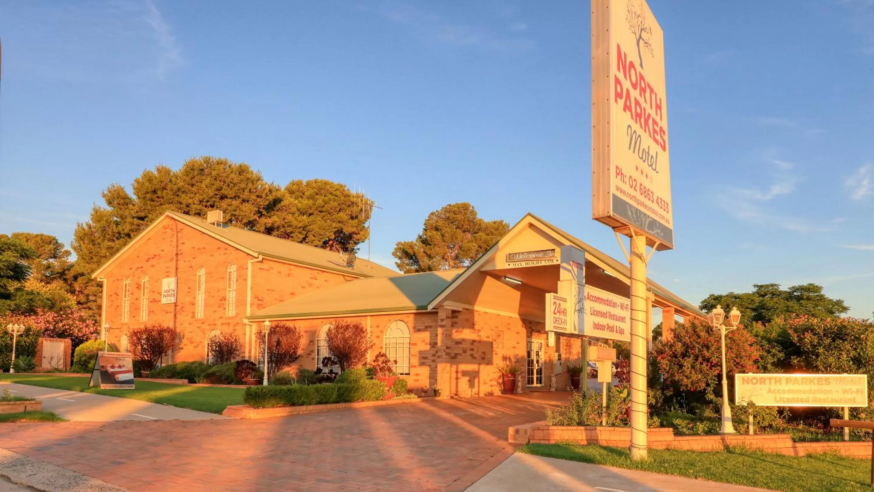 Property building in North Parkes Motel