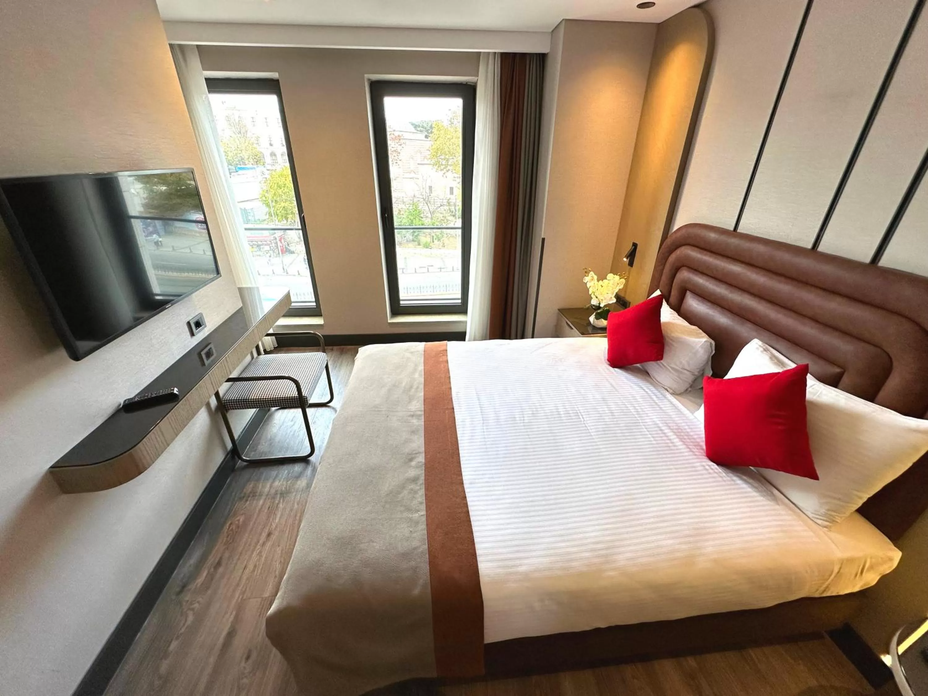 Photo of the whole room, Bed in Edition Old City Hotel